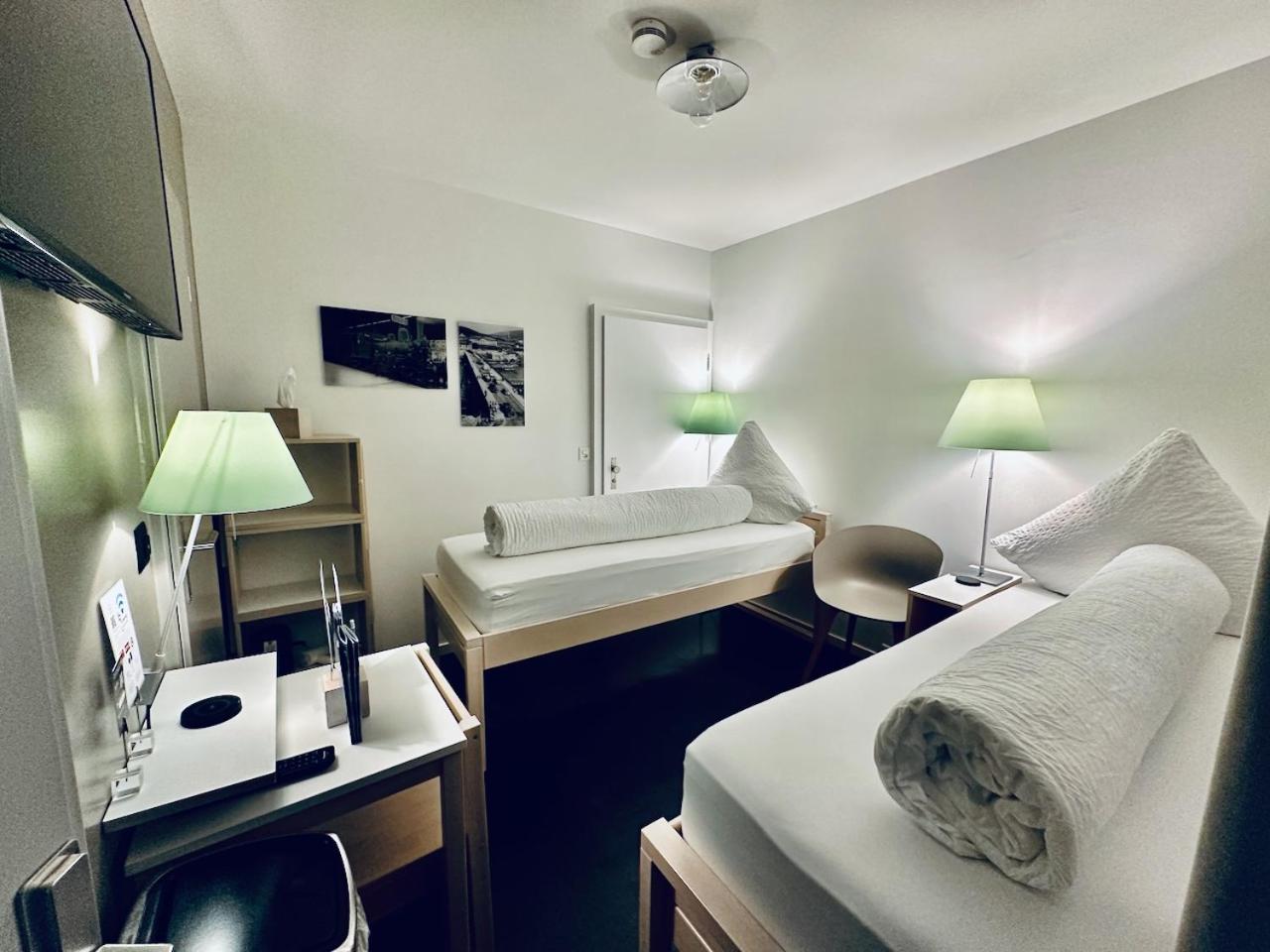 Economy Twin Room photo 2