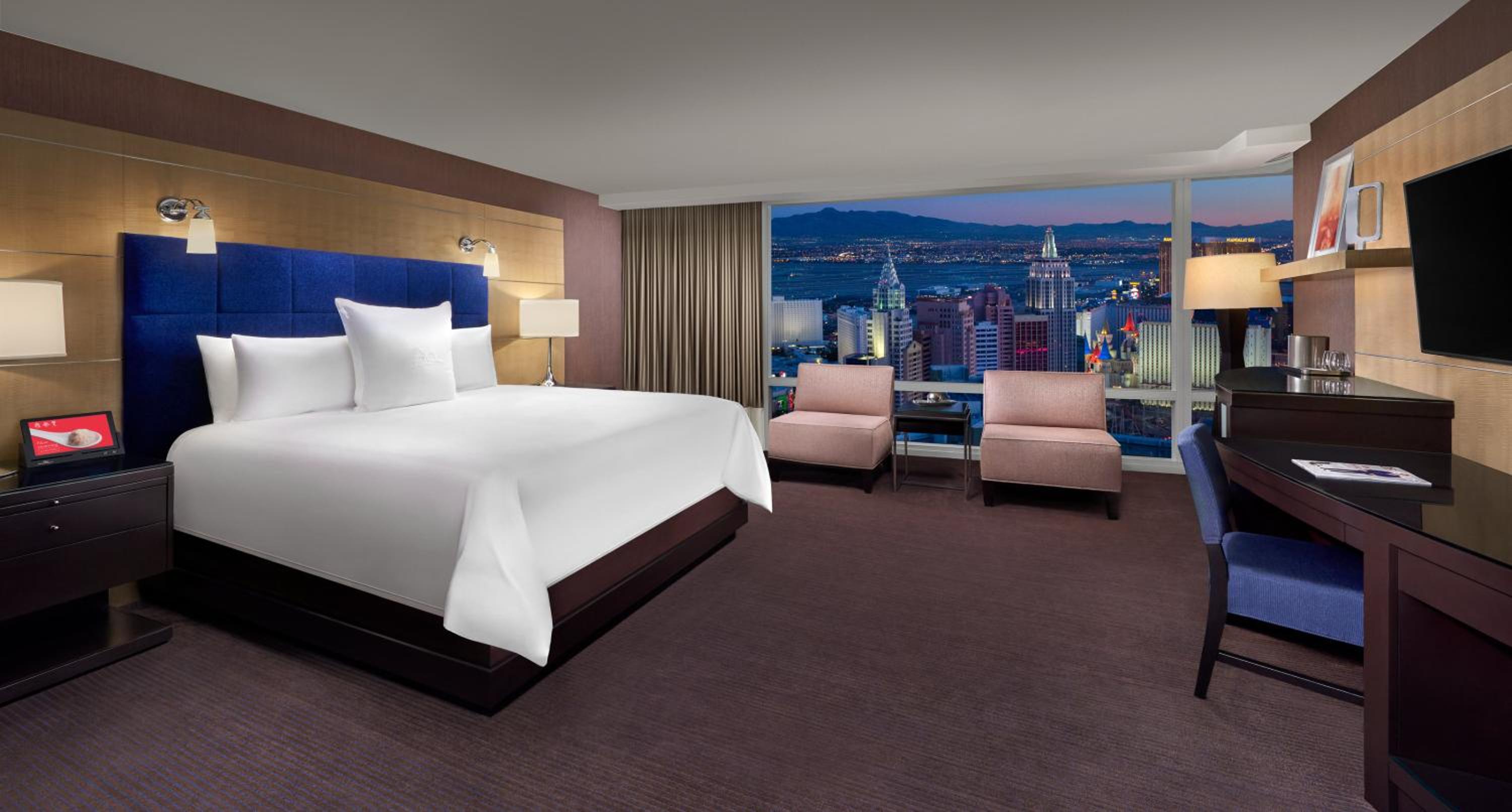 Deluxe Strip View King Room - Photo 3