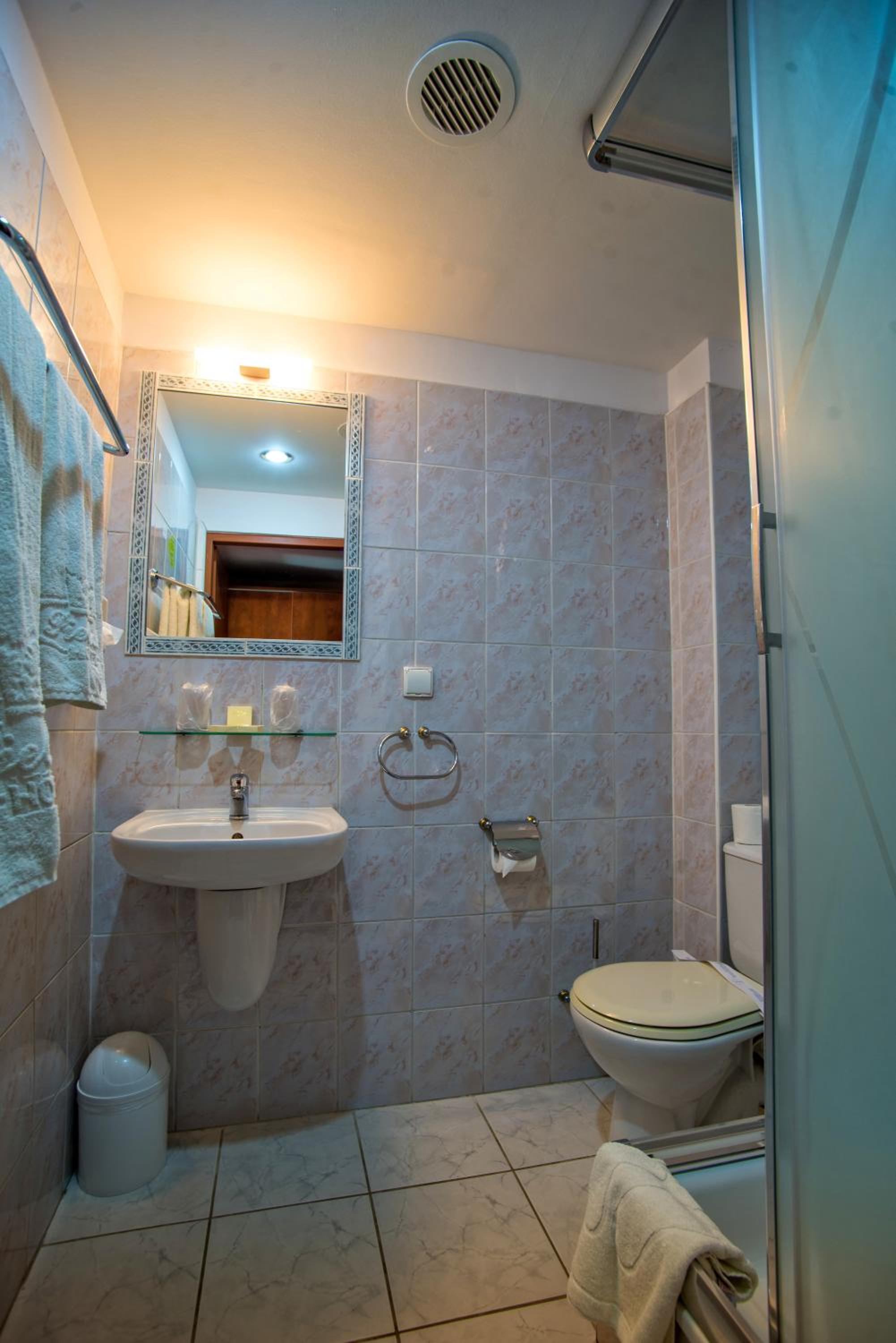 Double or Twin Room - Photo 2
