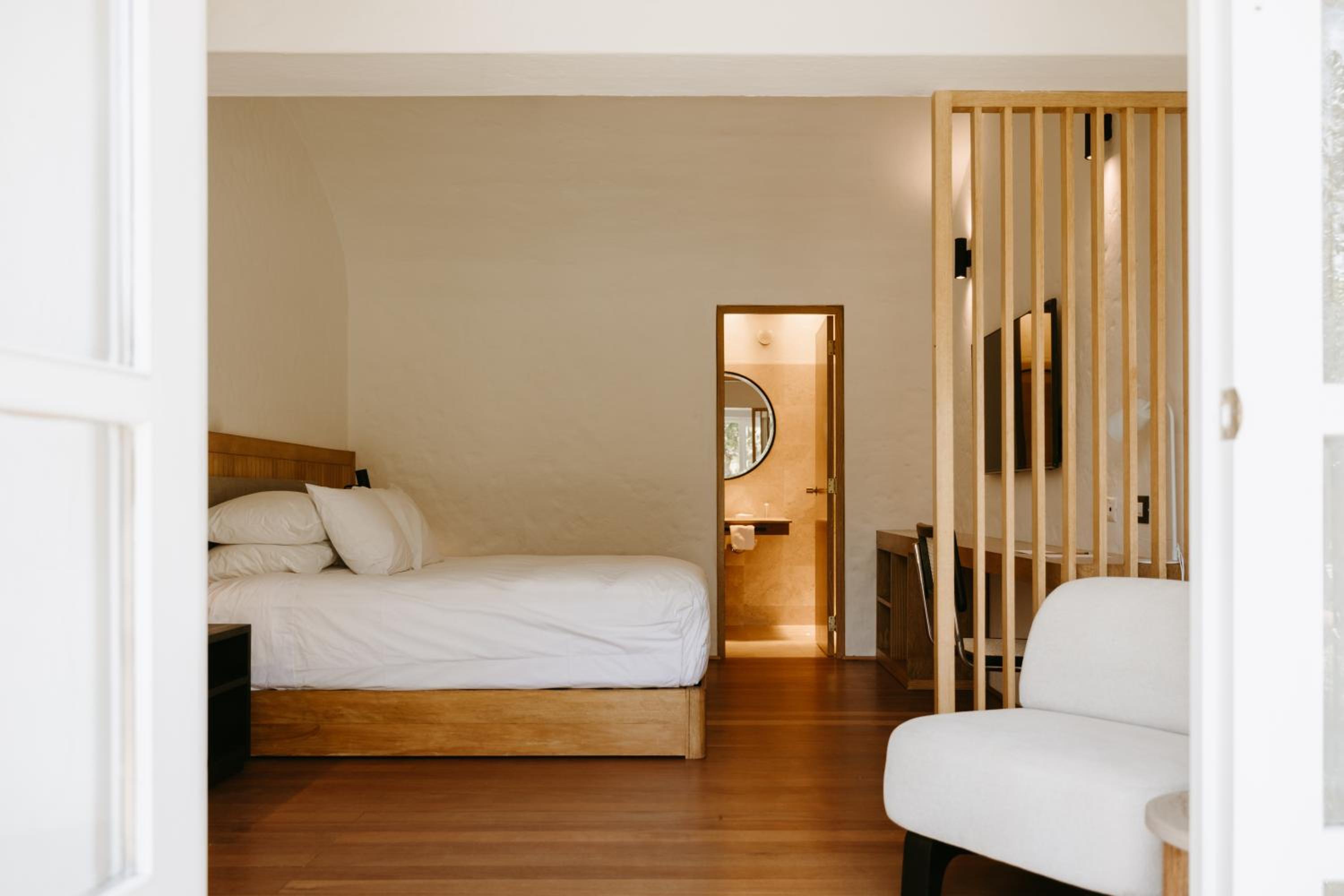 Standard Queen Room