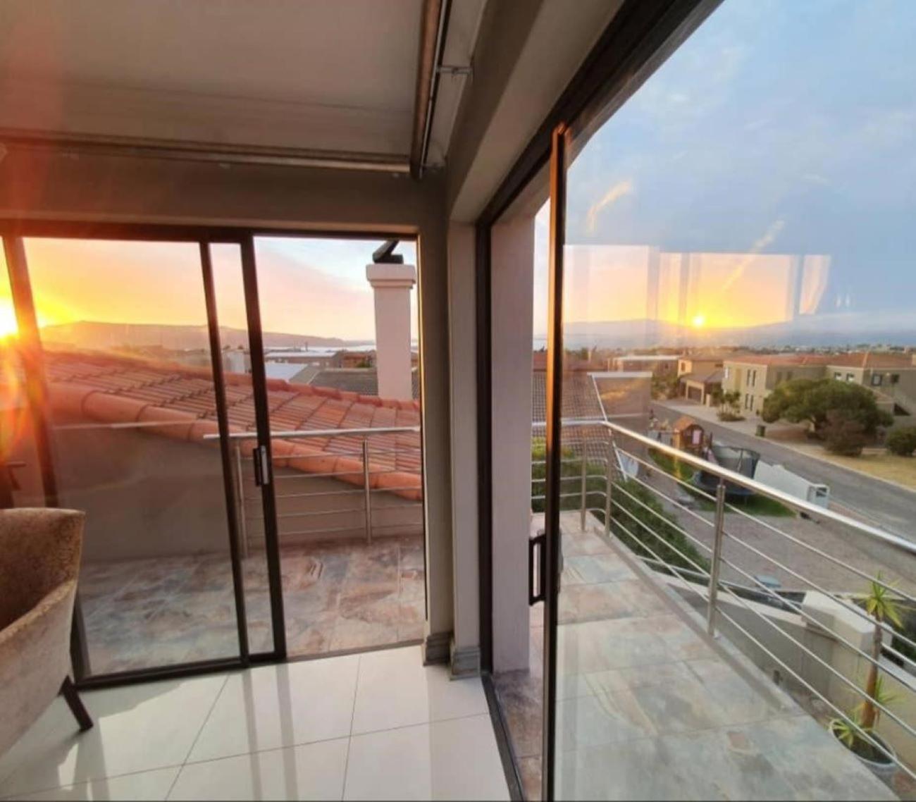 King Room with Balcony - Photo 2