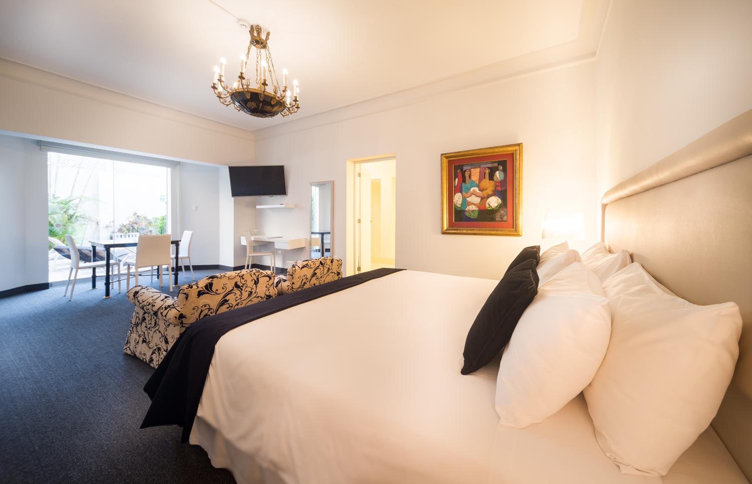 Superior King Suite - Photo 4