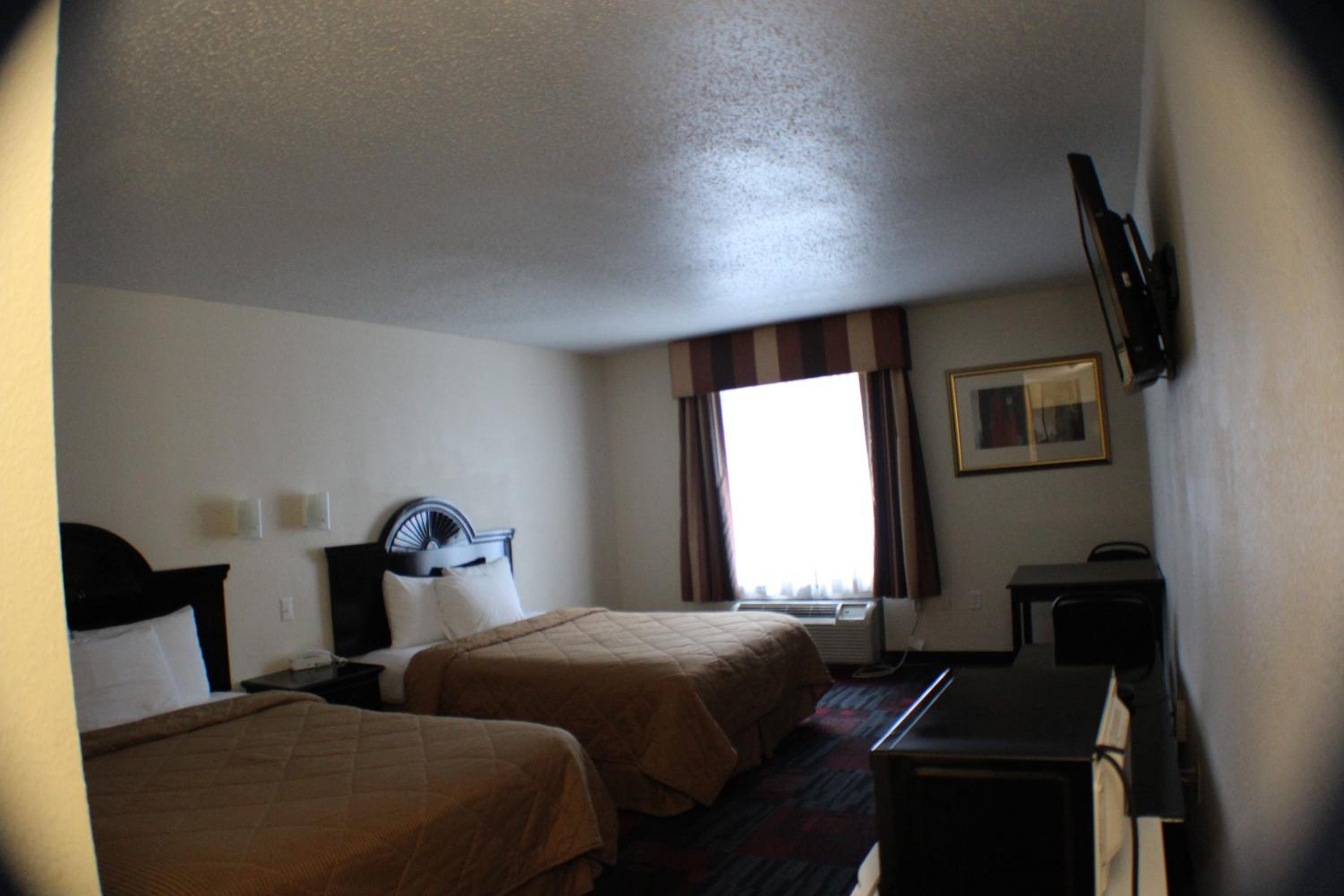 Queen Room with Two Queen Beds - Photo 3