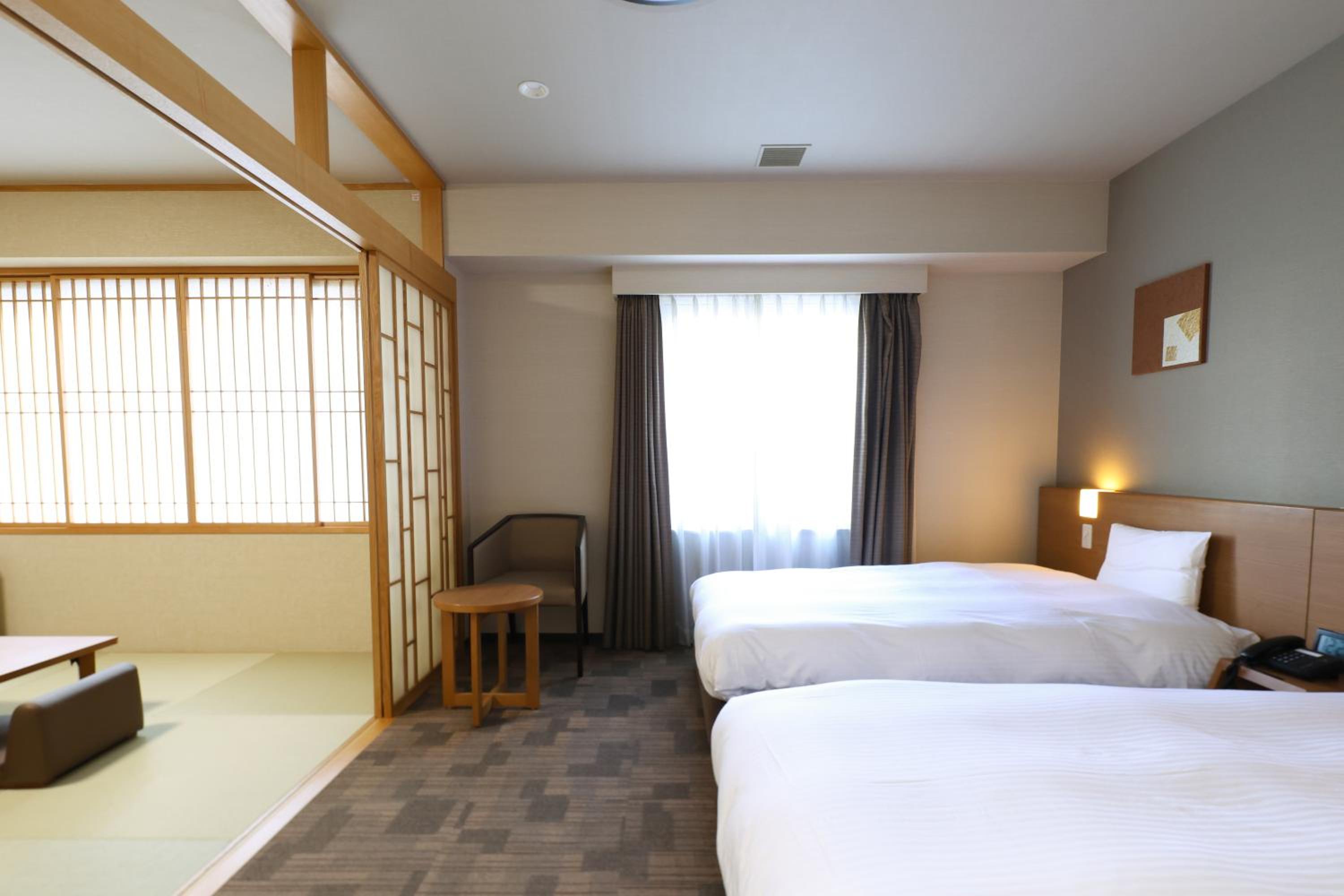 【Fully vaccinated Guest Only】13:00 Check Out -Twin Room with Tatami Area - Non-Smoking