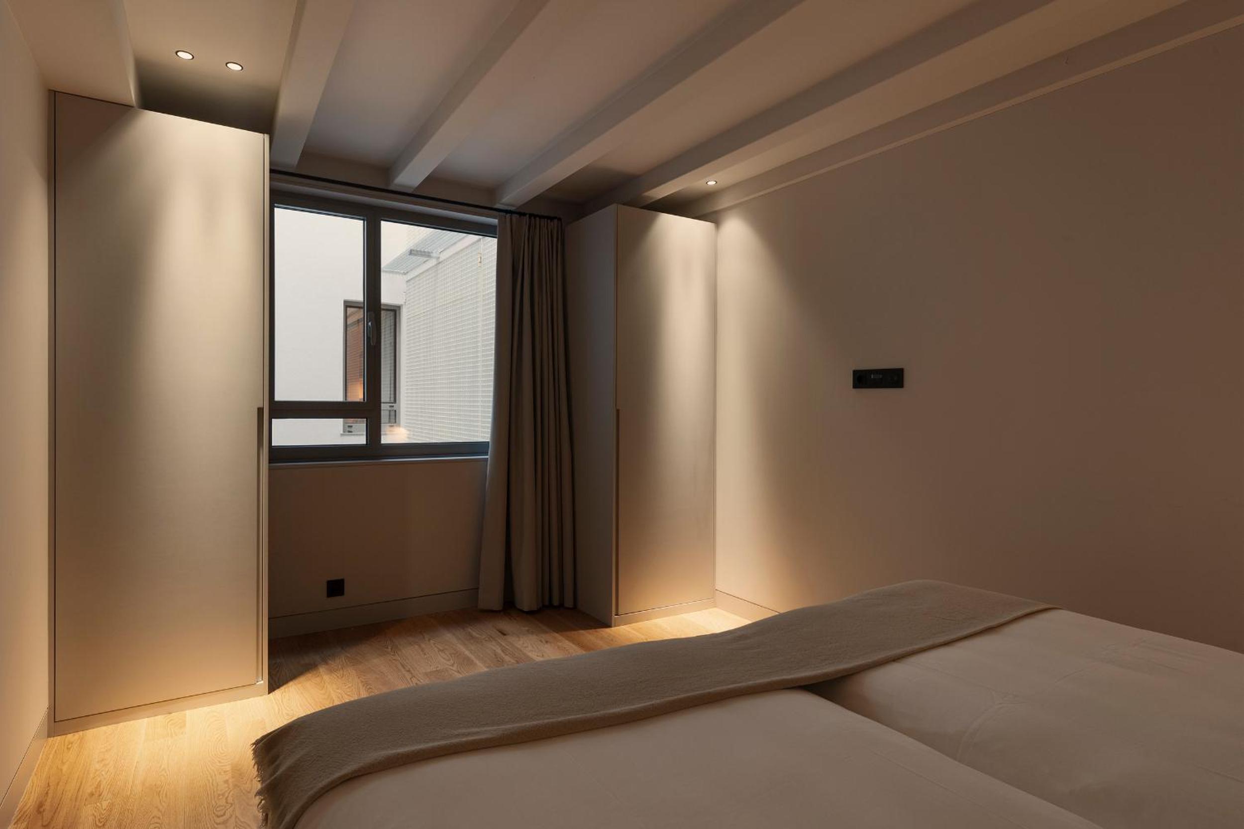 Two Bedroom Duplex Apartment with City View - Photo 10