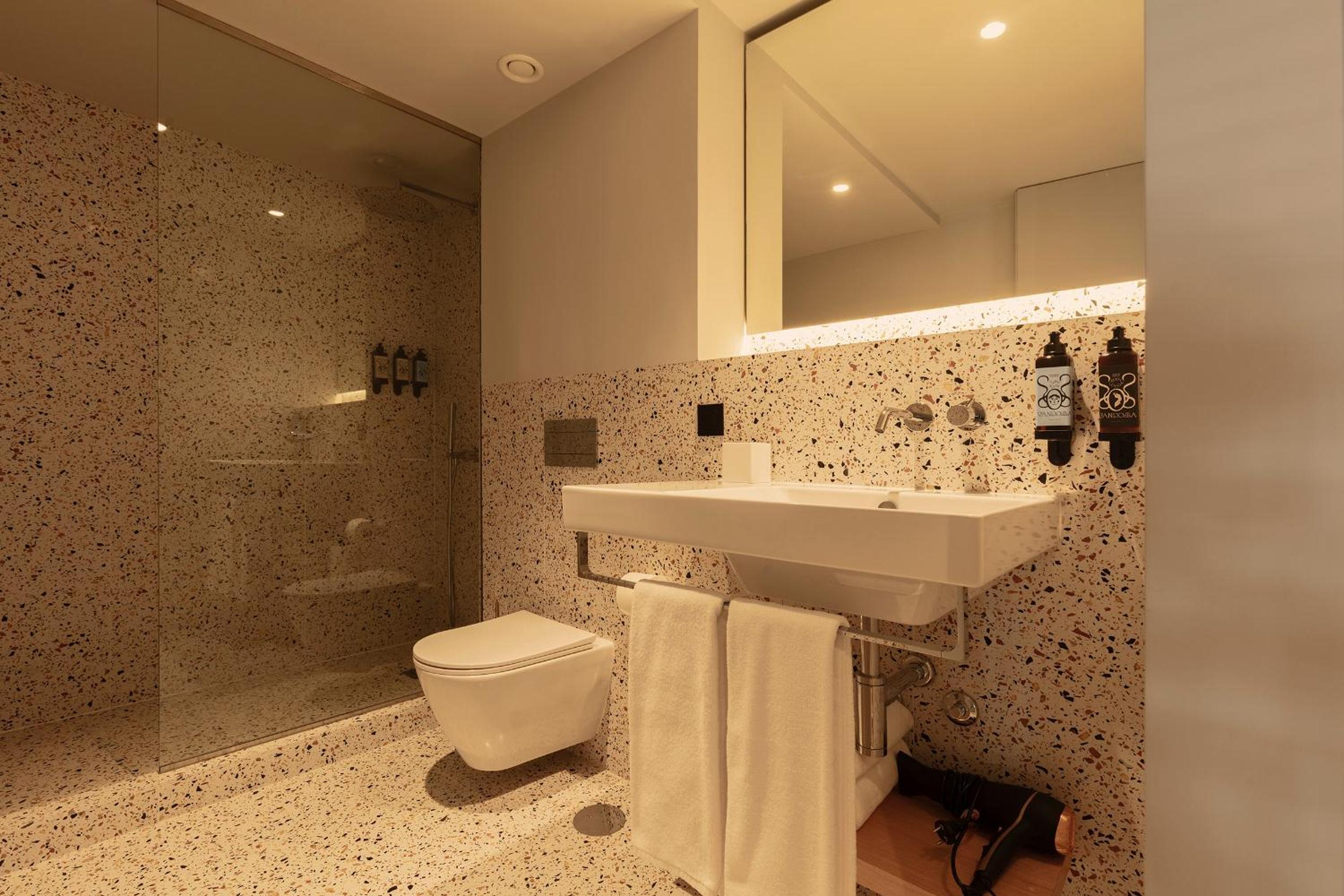 Two Bedroom Duplex Apartment with City View - Photo 7