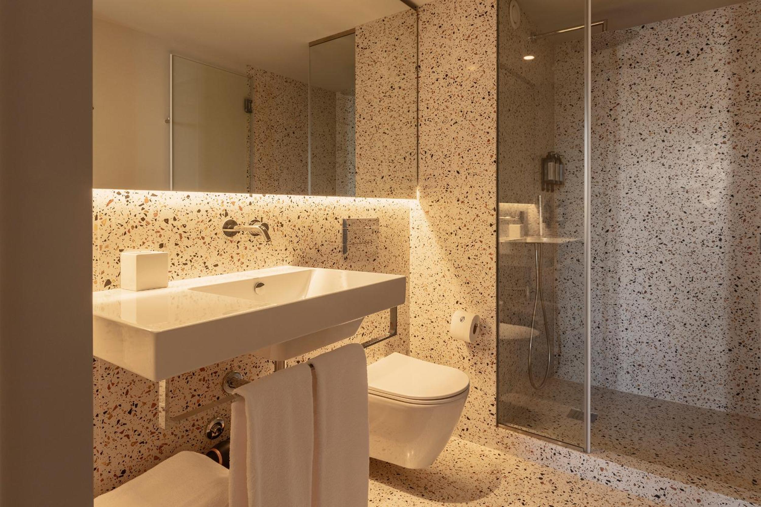 Two Bedroom Duplex Apartment with City View - Photo 12