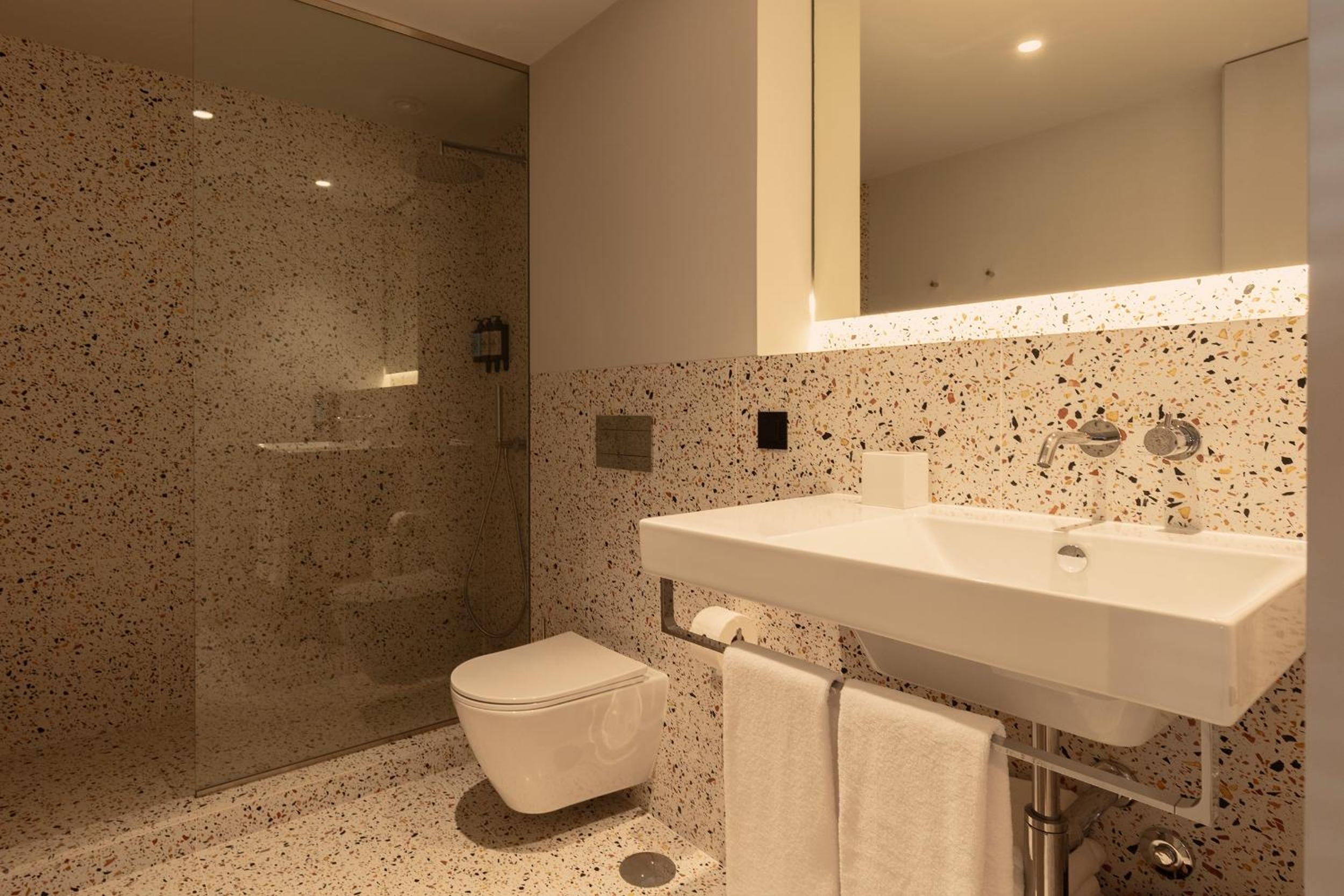 Two Bedroom Duplex Apartment with City View - Photo 8