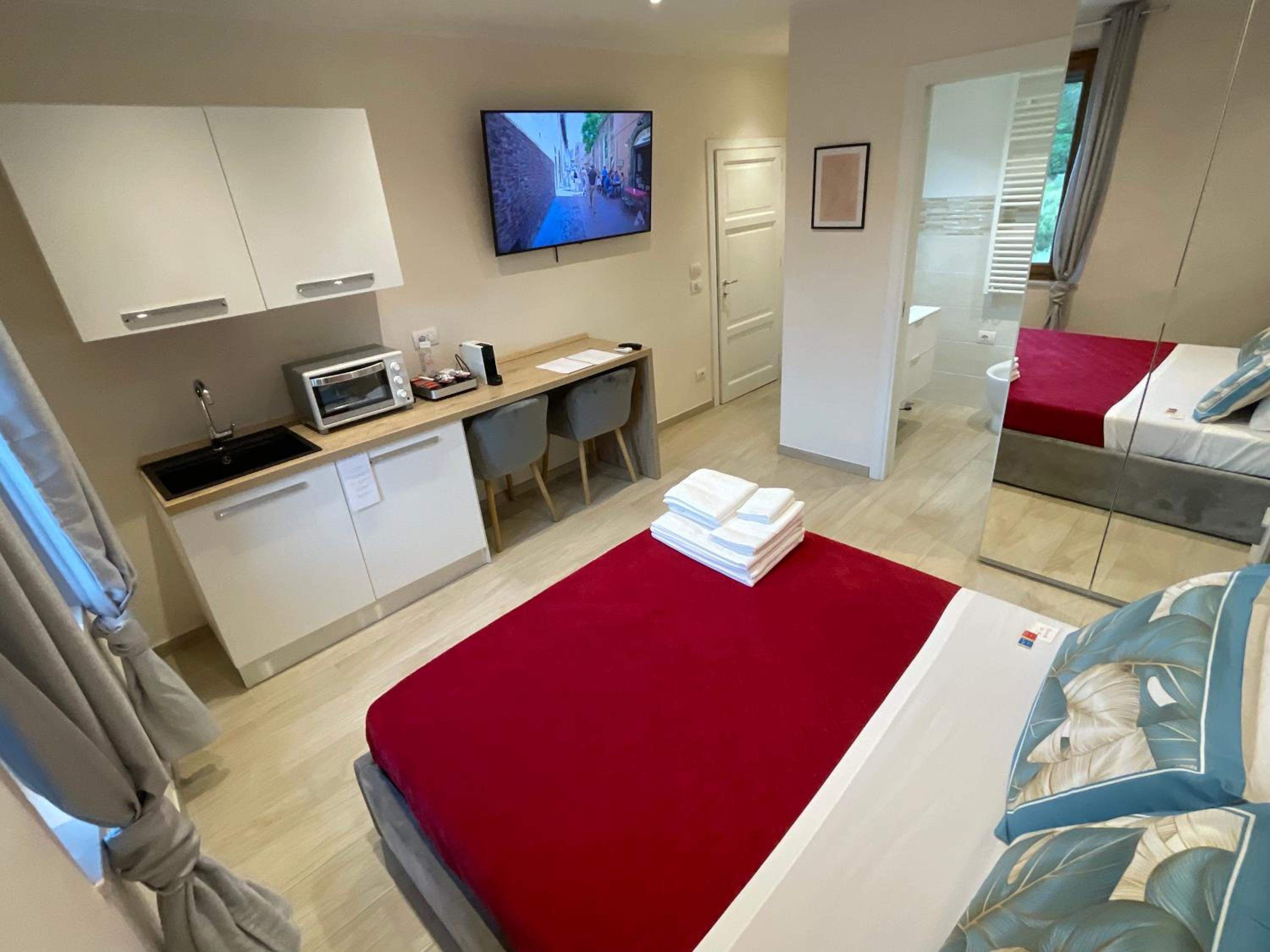 One-Bedroom Apartment with Park View