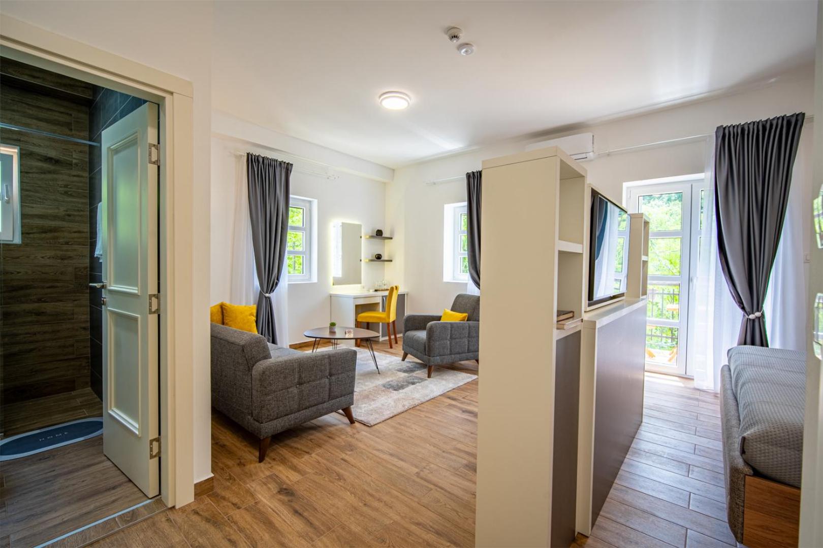 Deluxe Double Room with Extra Bed photo 3