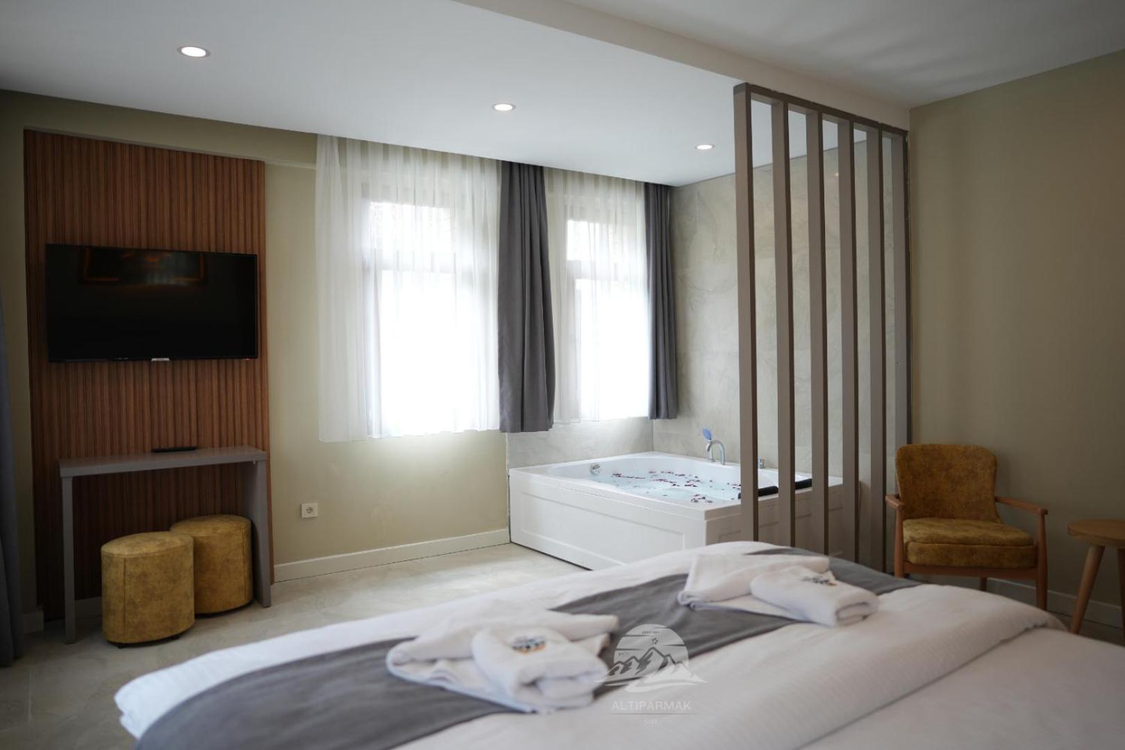 Double Room with Spa Bath photo 2