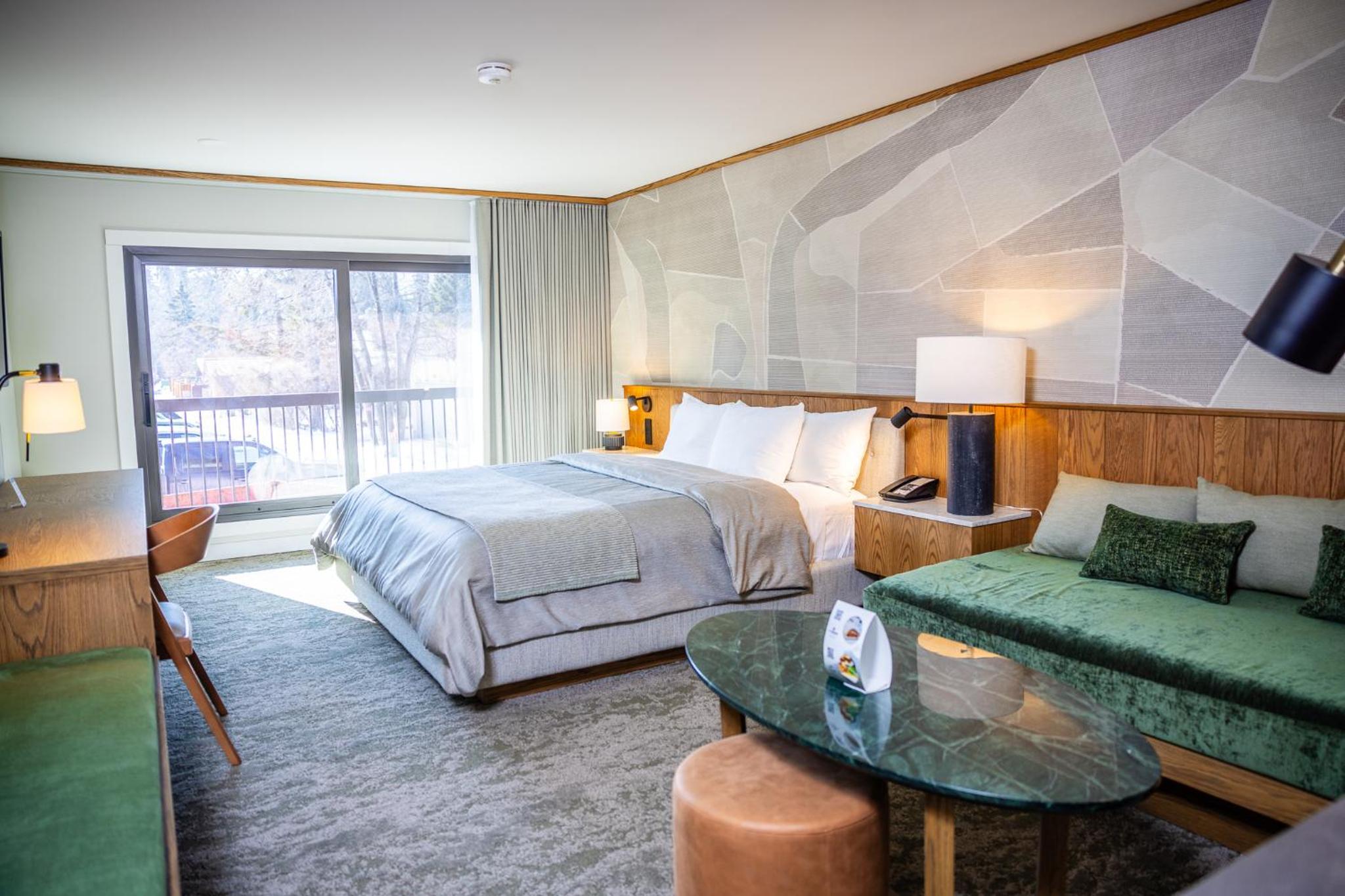 Superior King Room with Day Bed - Photo 1