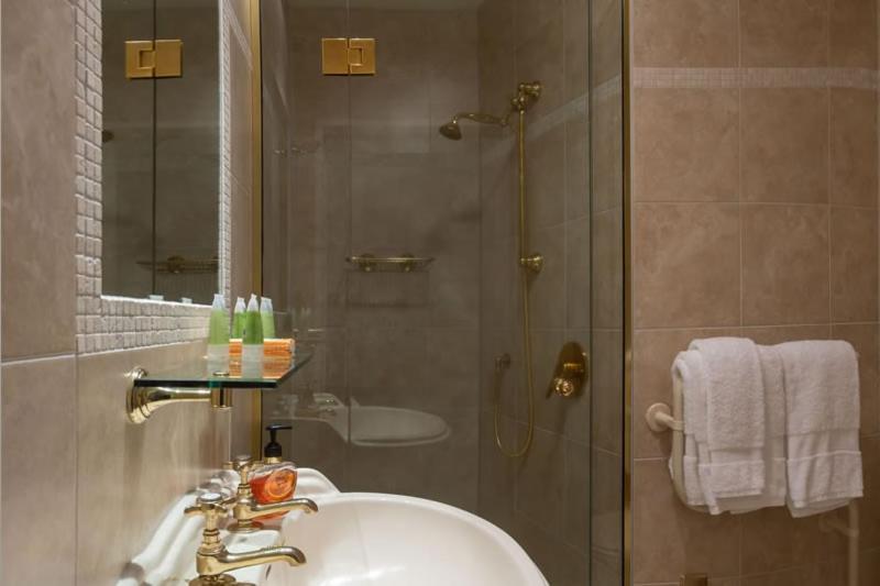 Deluxe Queen Room with Garden View photo 3