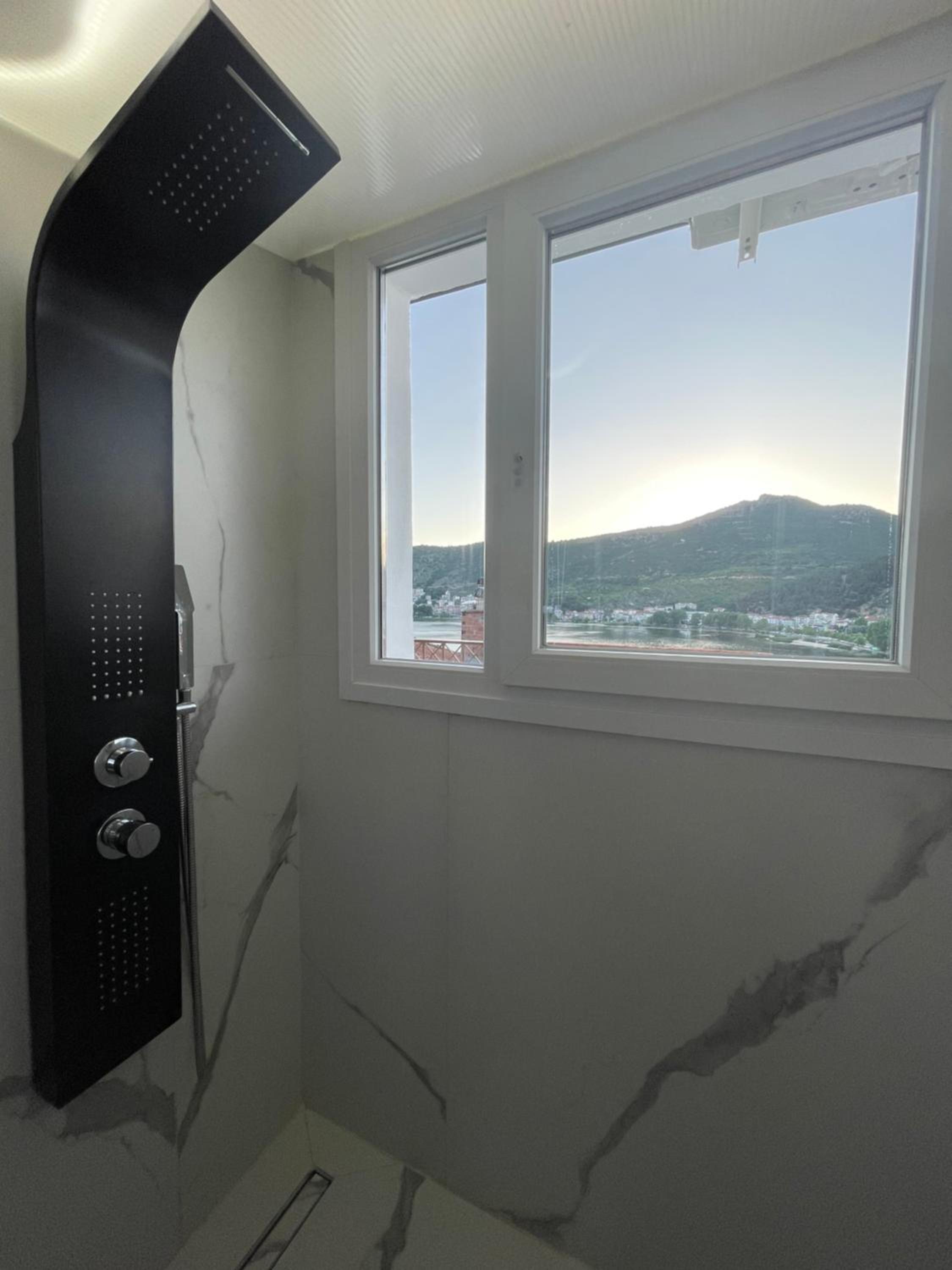 Suite with Lake View - Photo 20