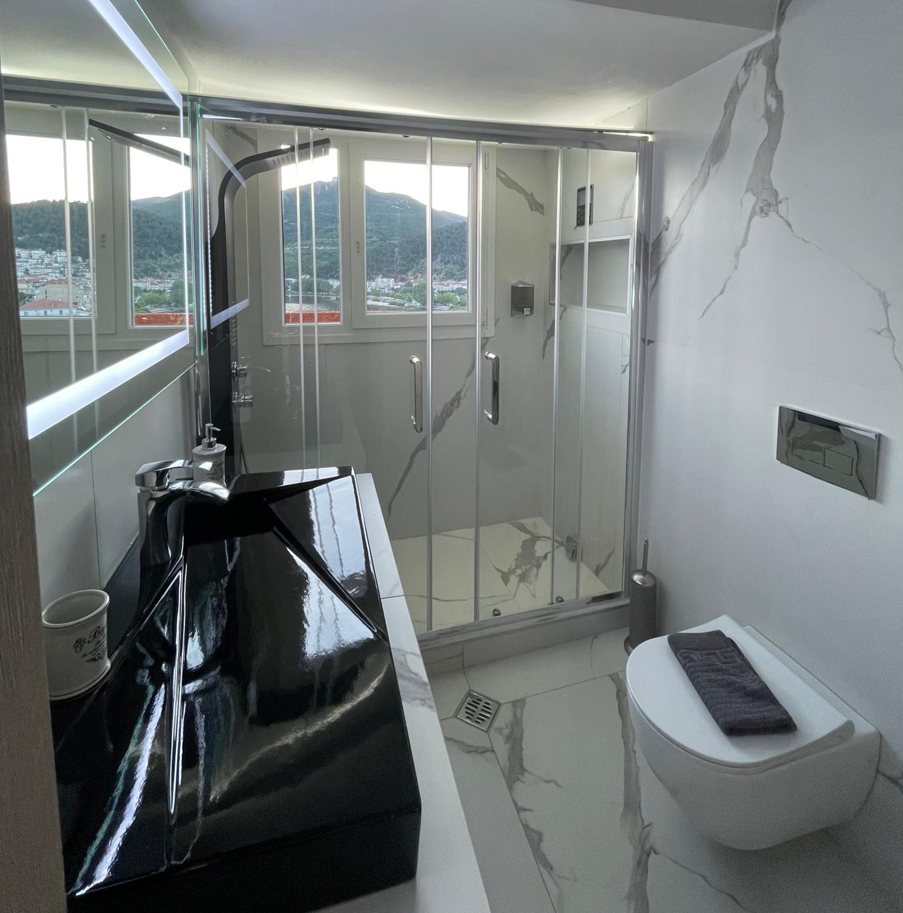 Suite with Lake View - Photo 19