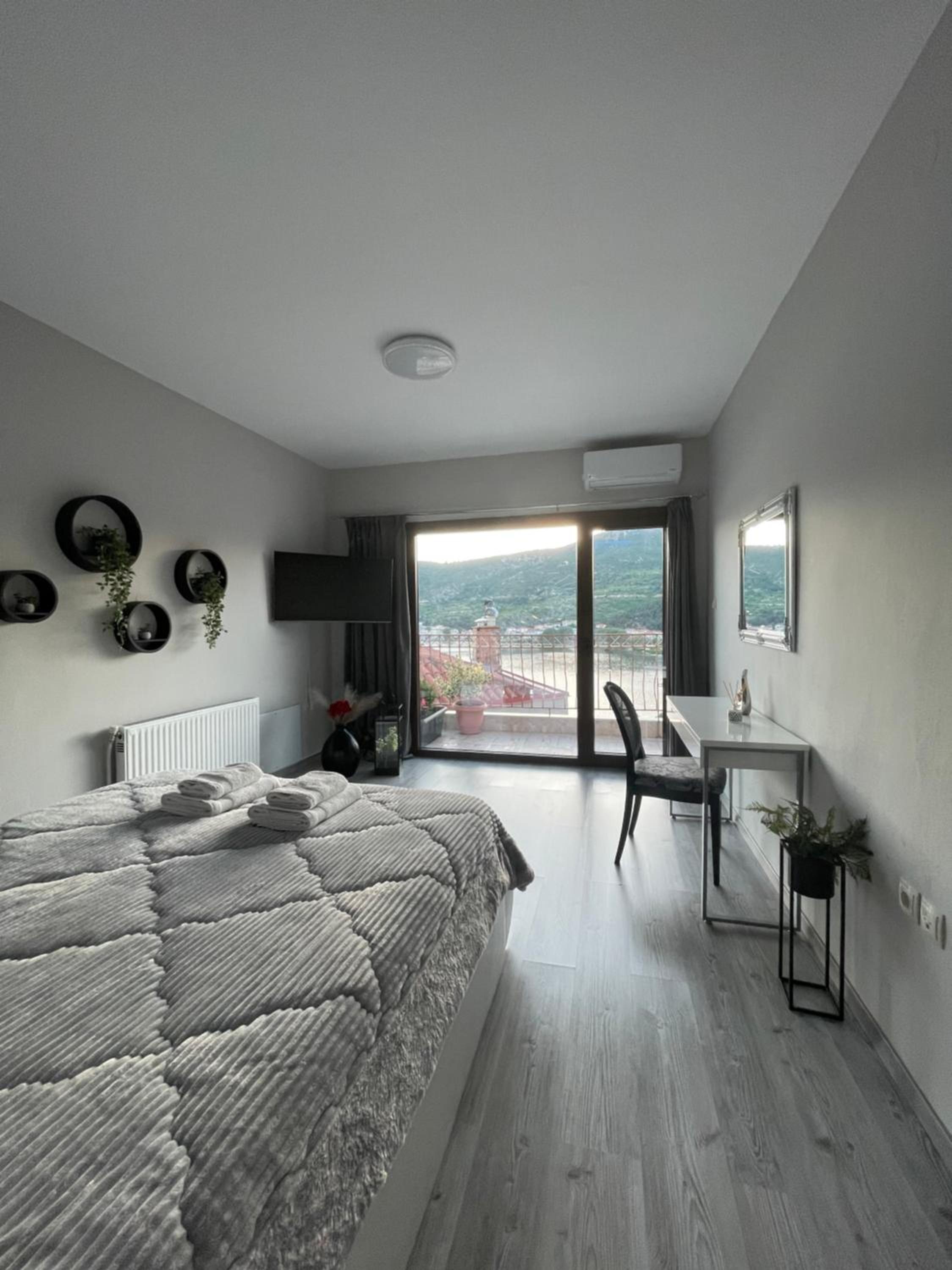 Suite with Lake View - Photo 16