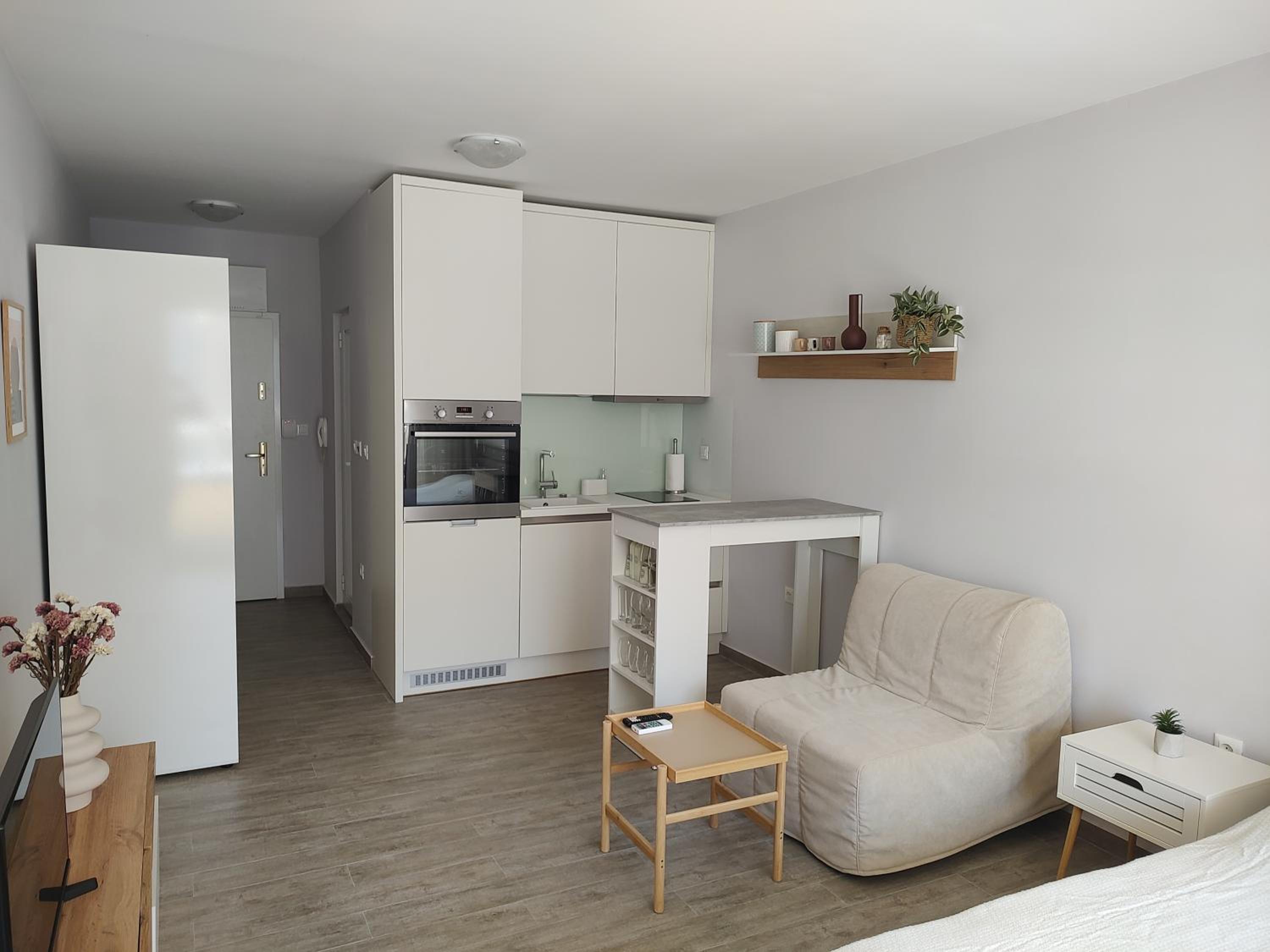 One-Bedroom Apartment photo 1