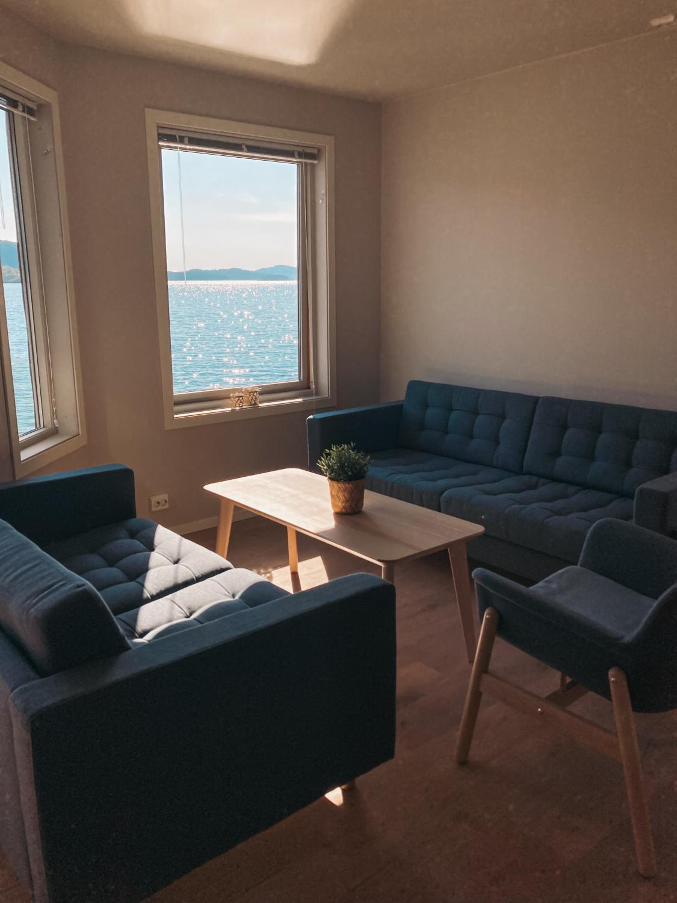 Two-Bedroom Apartment with Balcony and Sea View photo 2