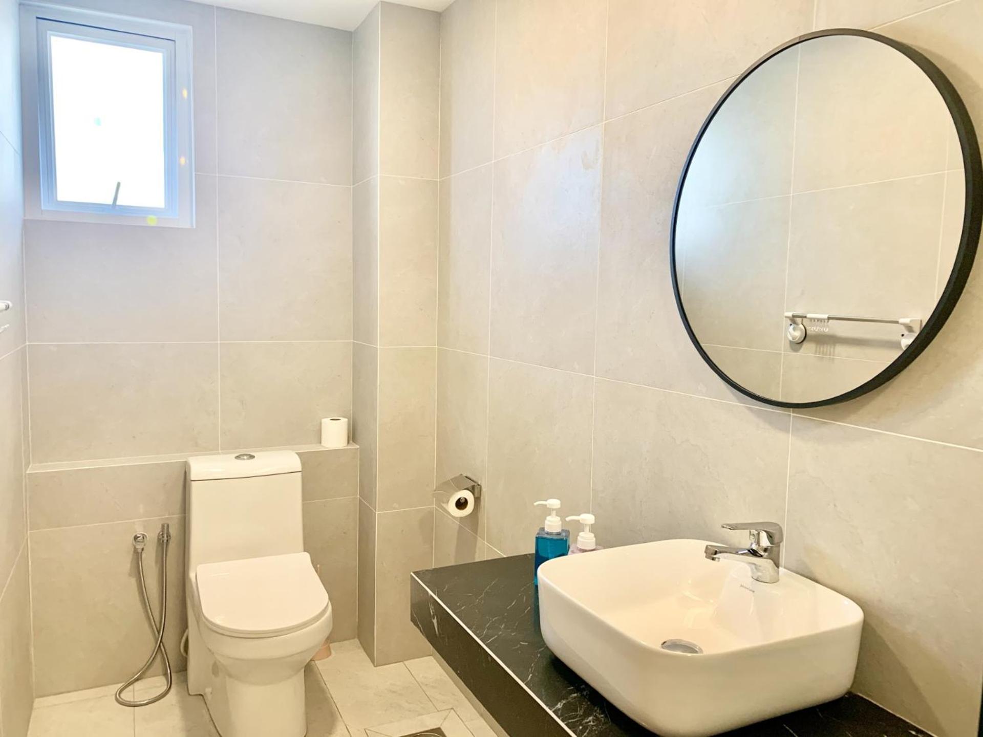 Three-Bedroom Apartment with Sea View - Photo 13