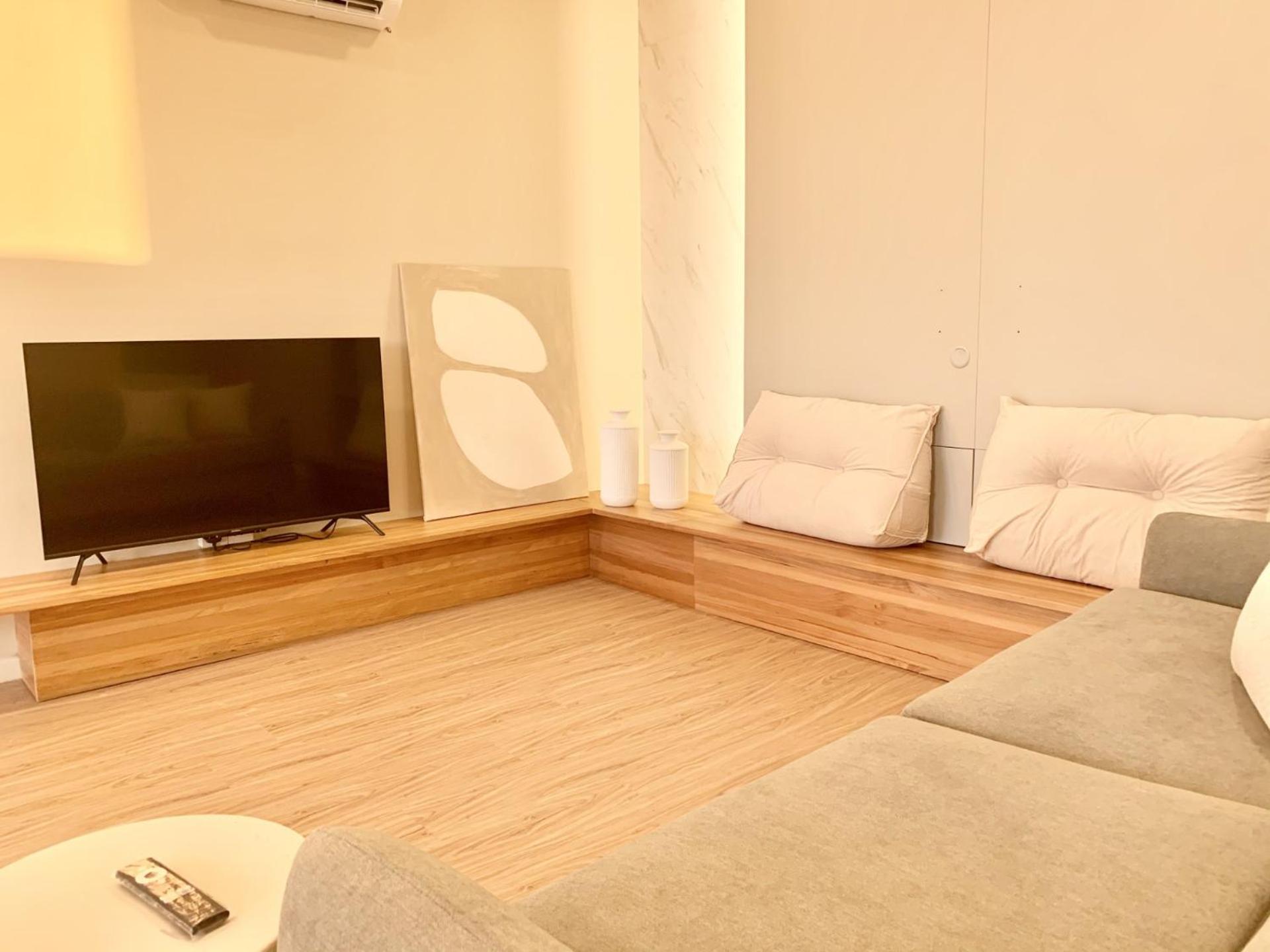 Three-Bedroom Apartment with Sea View - Photo 6