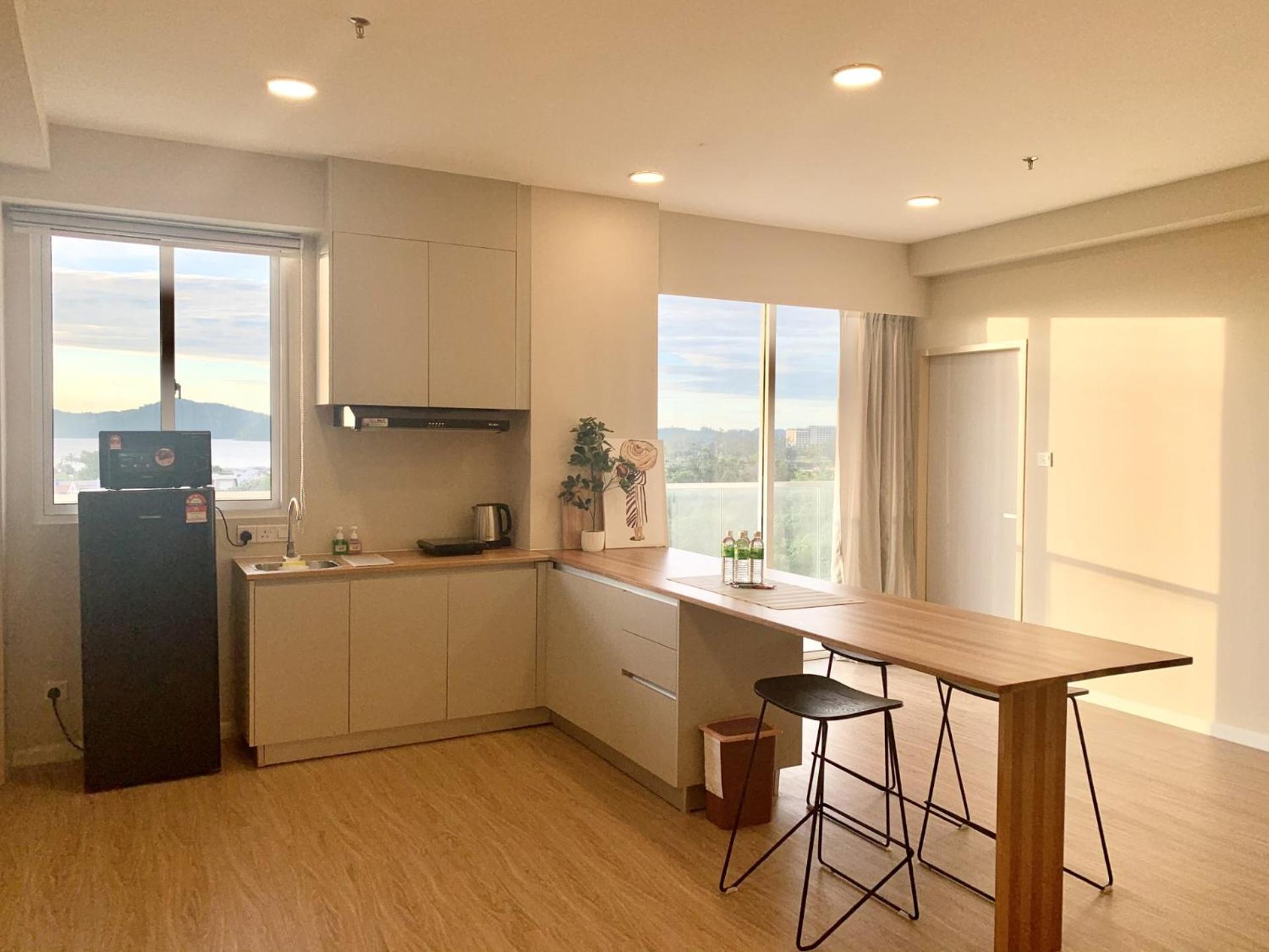 Three-Bedroom Apartment with Sea View - Photo 17