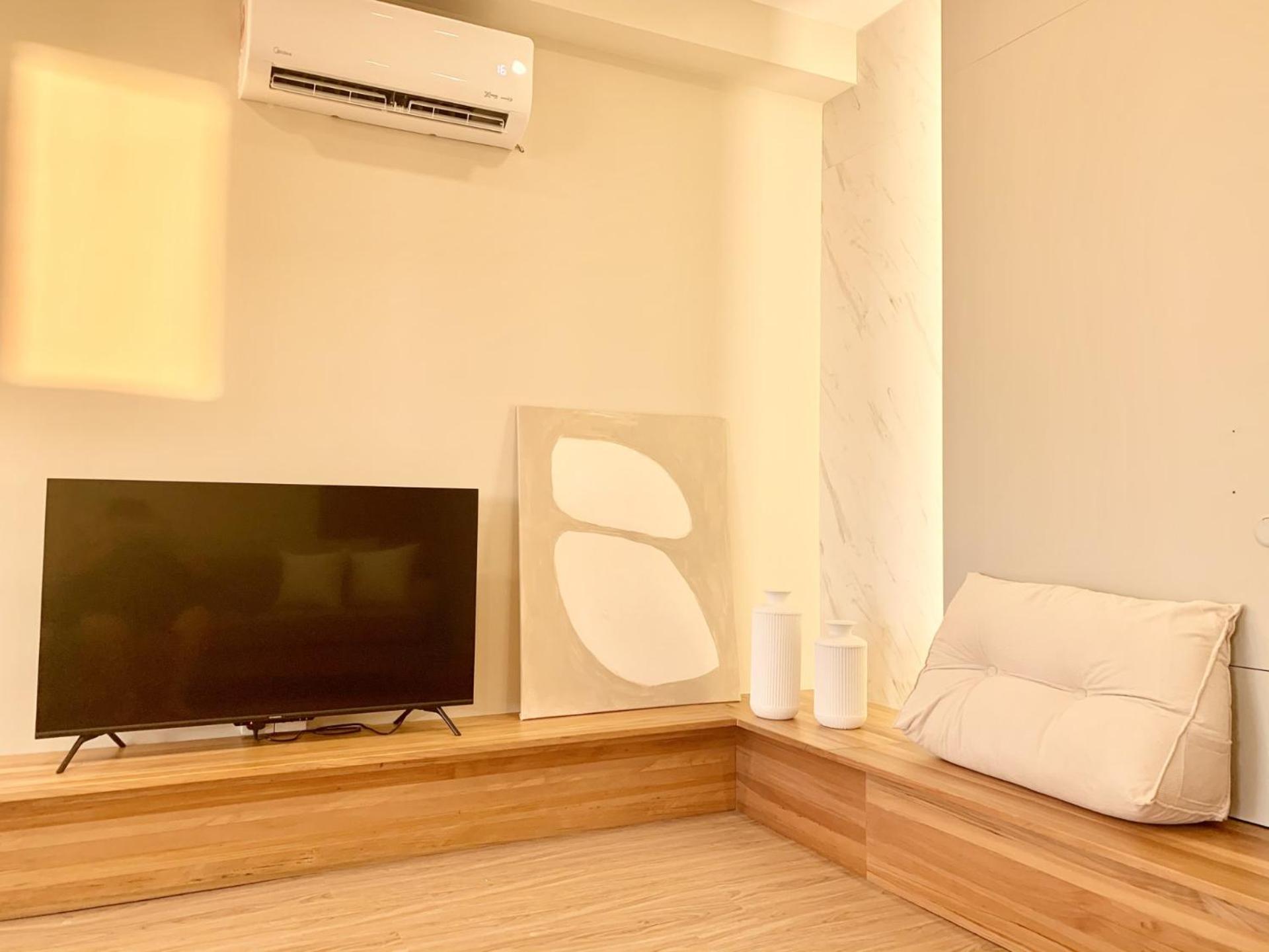 Three-Bedroom Apartment with Sea View - Photo 7