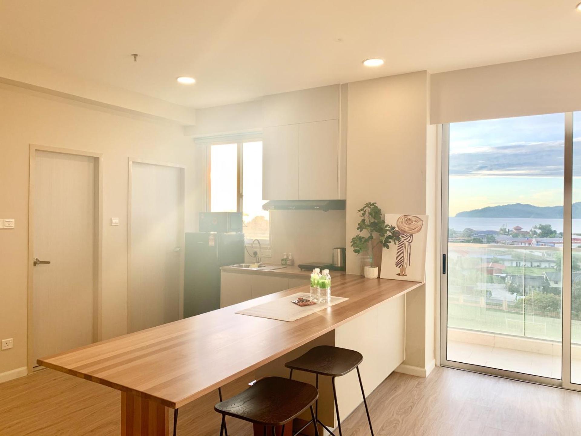 Three-Bedroom Apartment with Sea View - Photo 19