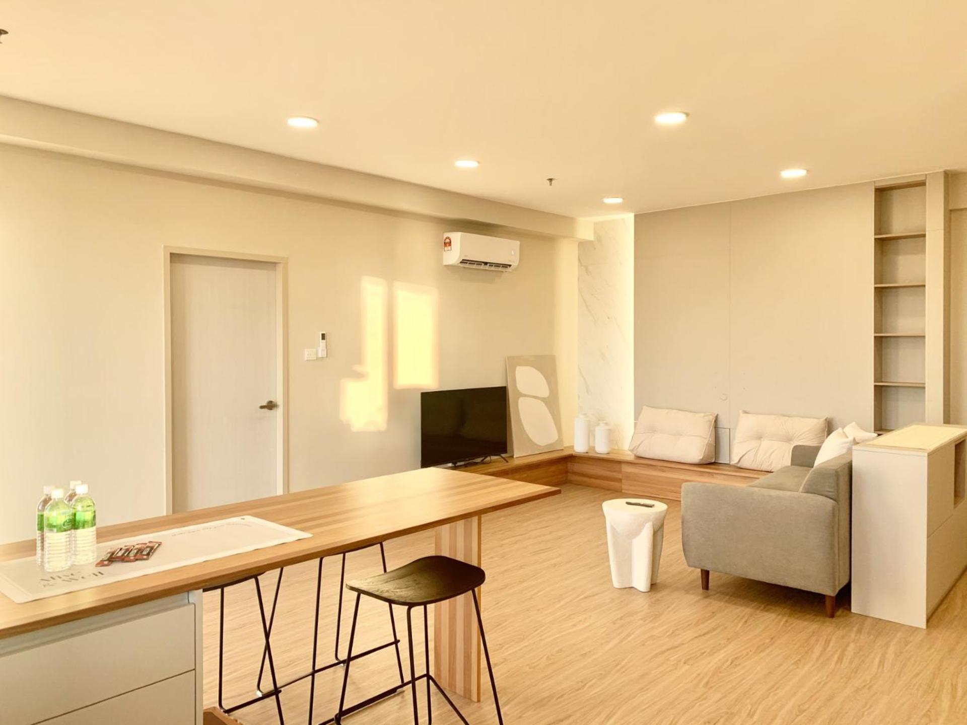 Three-Bedroom Apartment with Sea View - Photo 3