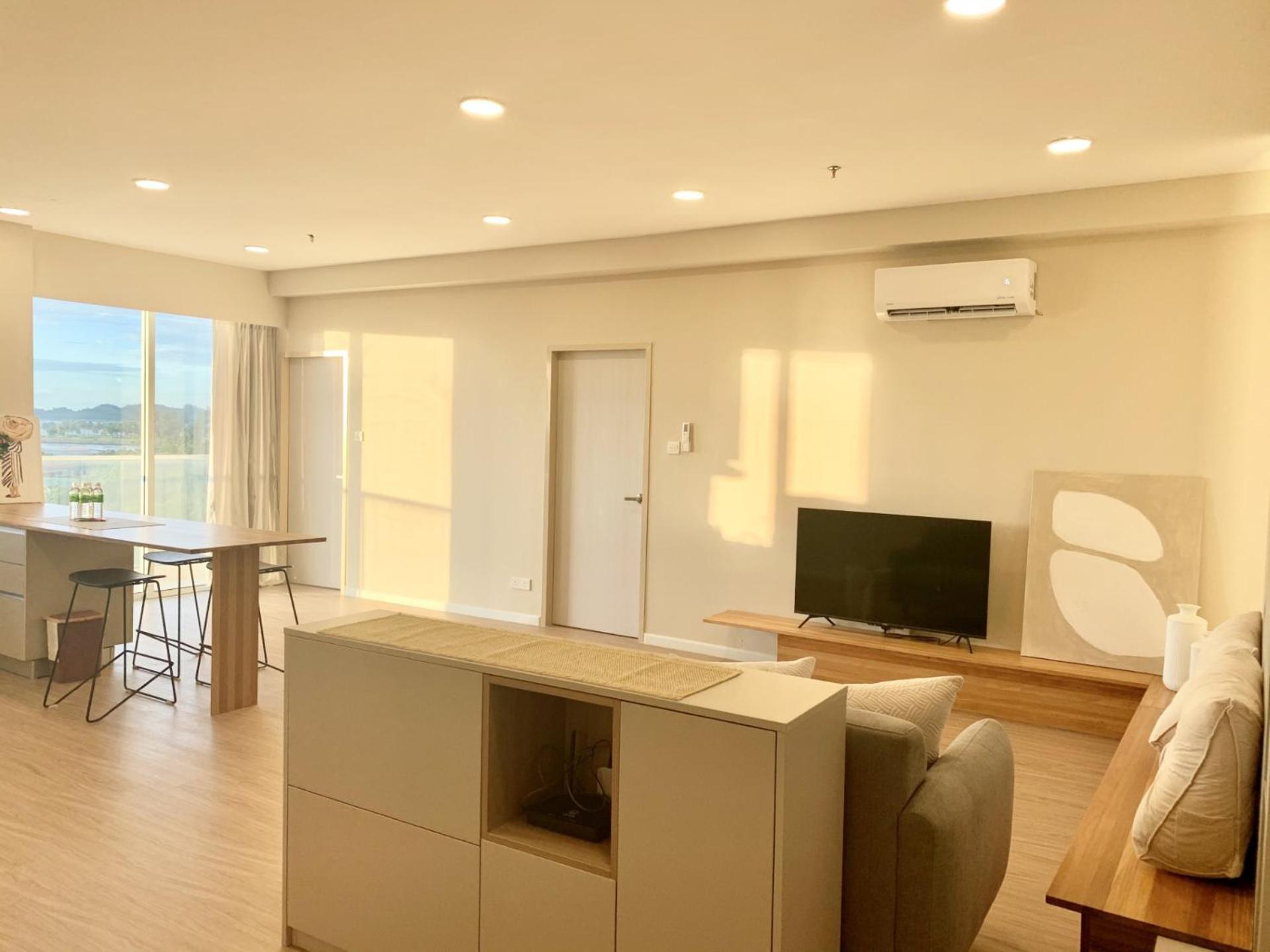 Three-Bedroom Apartment with Sea View - Photo 4