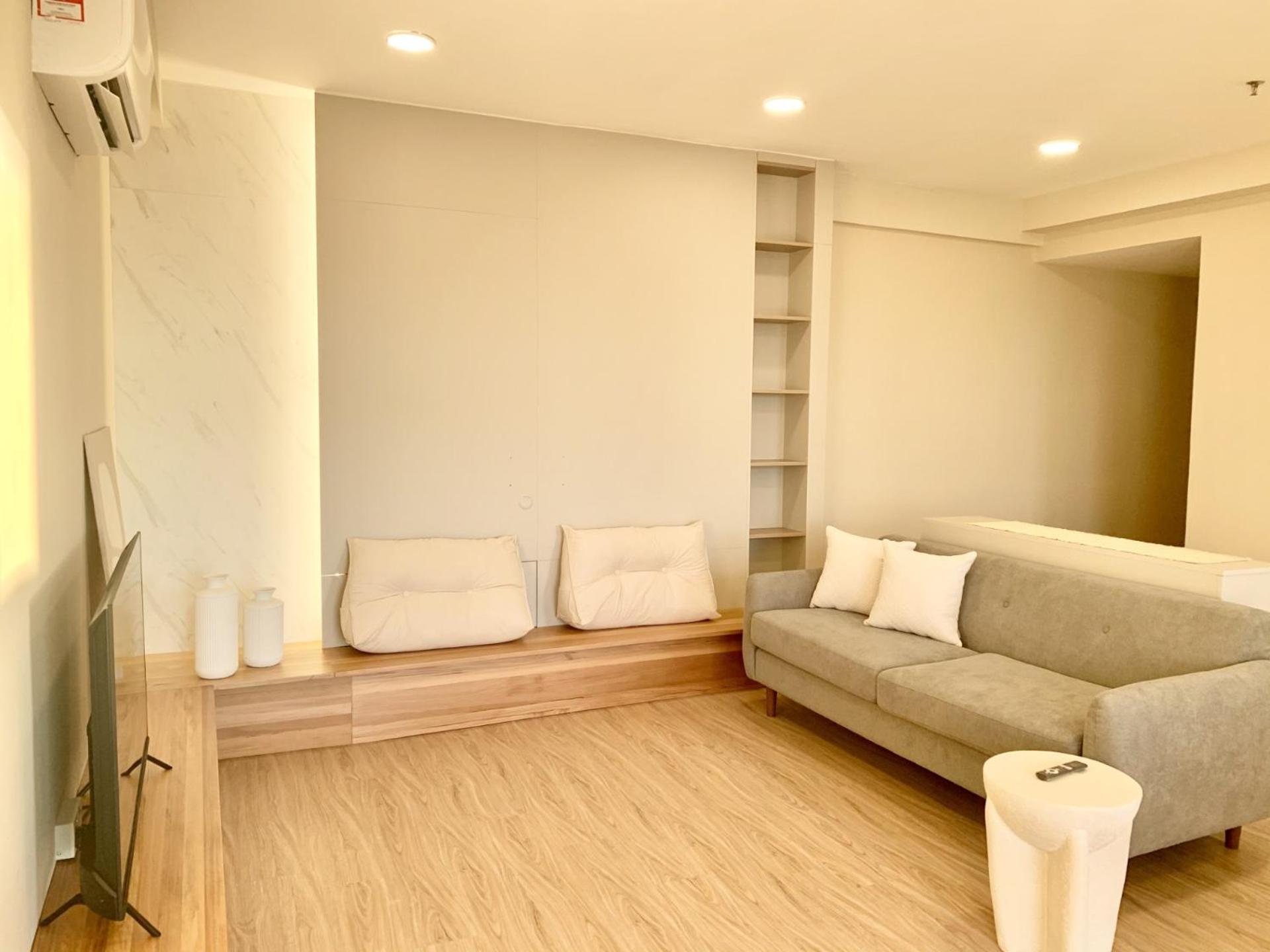 Three-Bedroom Apartment with Sea View - Photo 2
