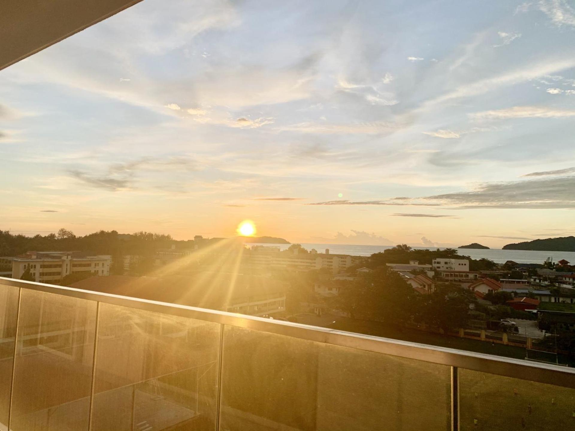 Three-Bedroom Apartment with Sea View - Photo 8