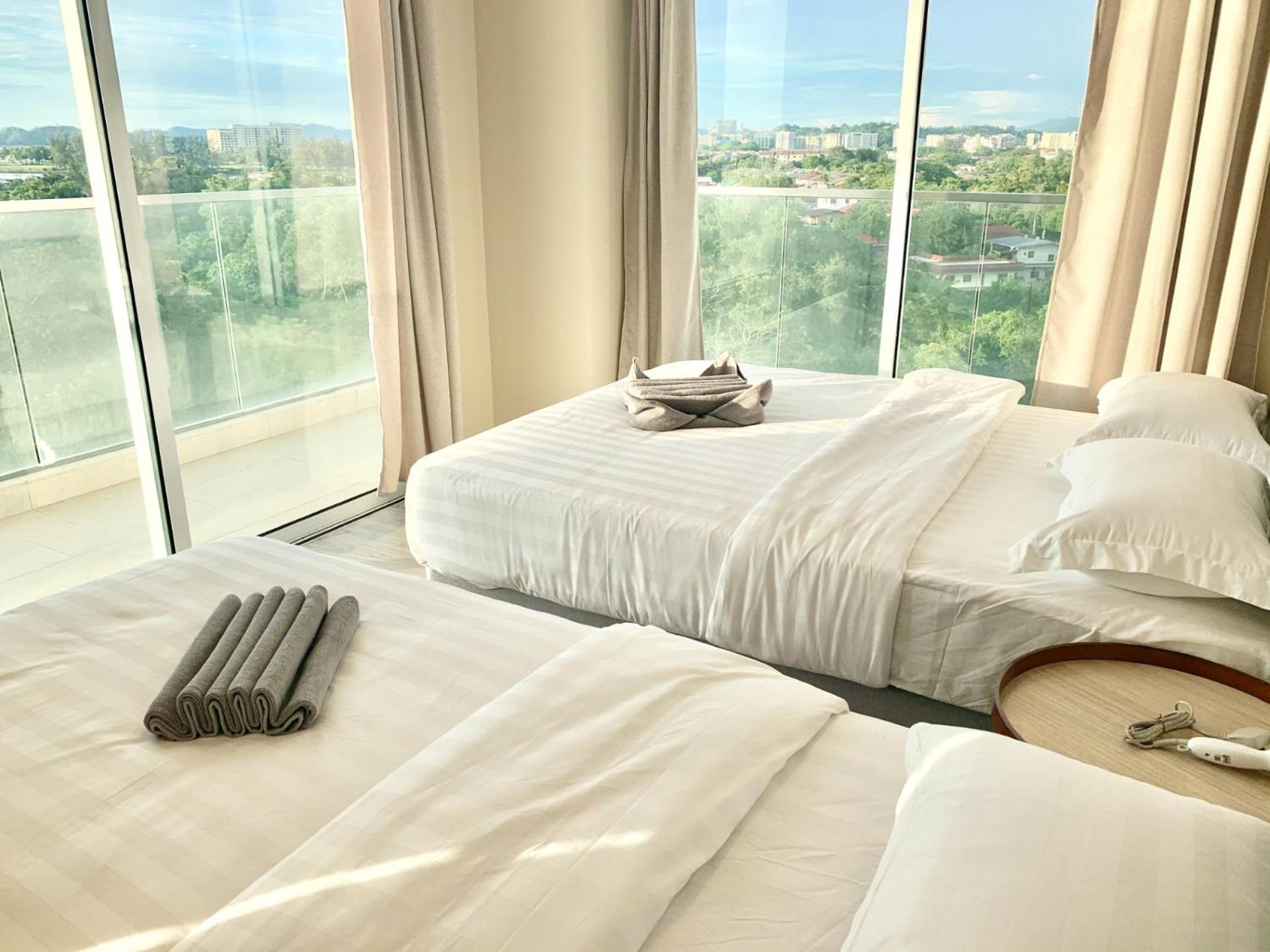 Three-Bedroom Apartment with Sea View - Photo 24