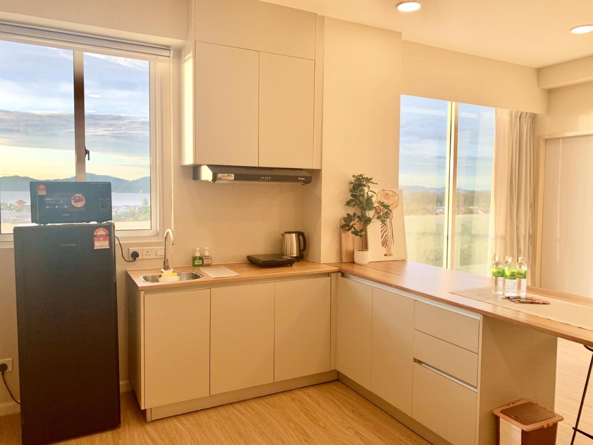 Three-Bedroom Apartment with Sea View - Photo 18
