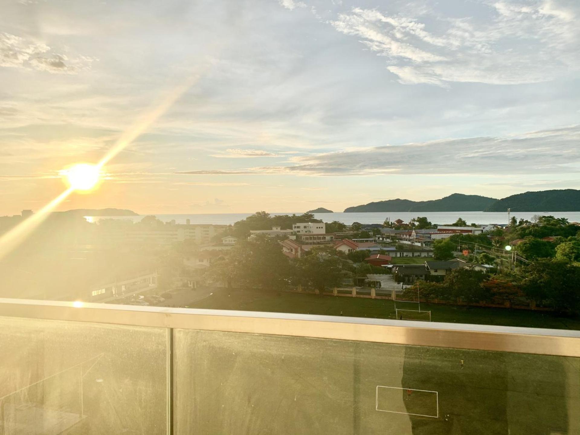 Three-Bedroom Apartment with Sea View - Photo 9