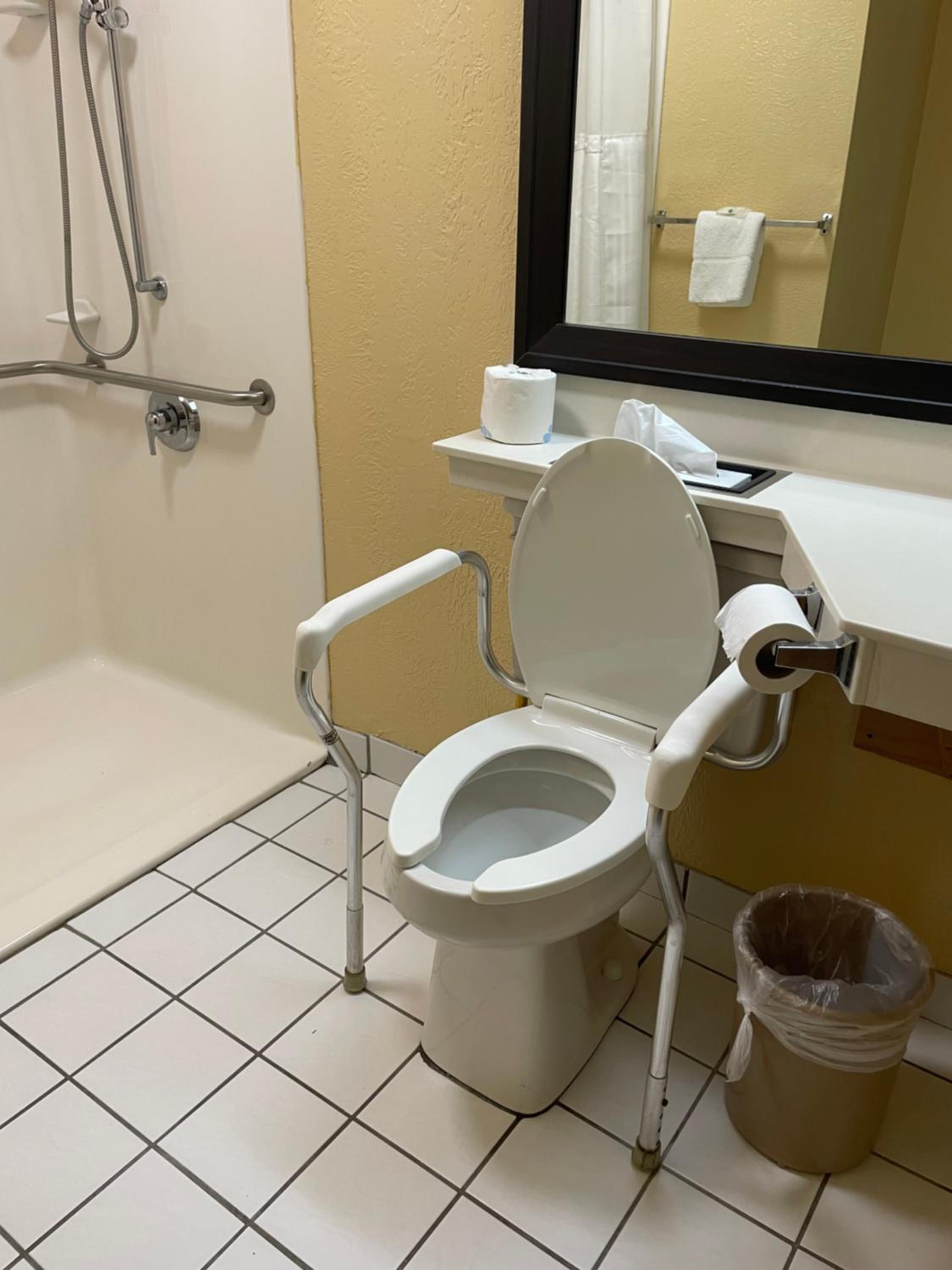Queen Room - Accessible/Nonsmoking - Photo 2