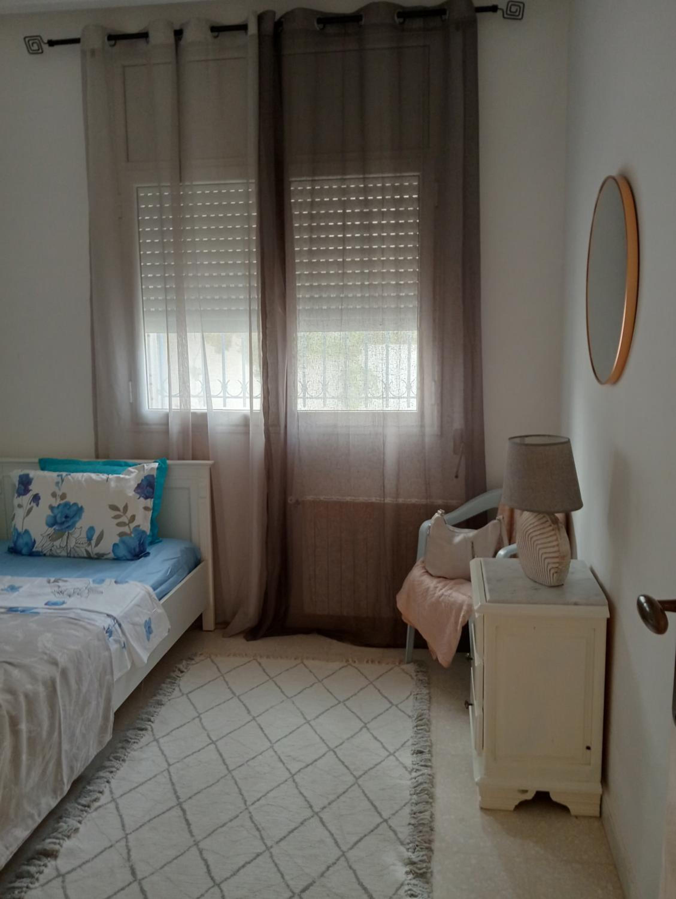 Seven-Bedroom House photo 2