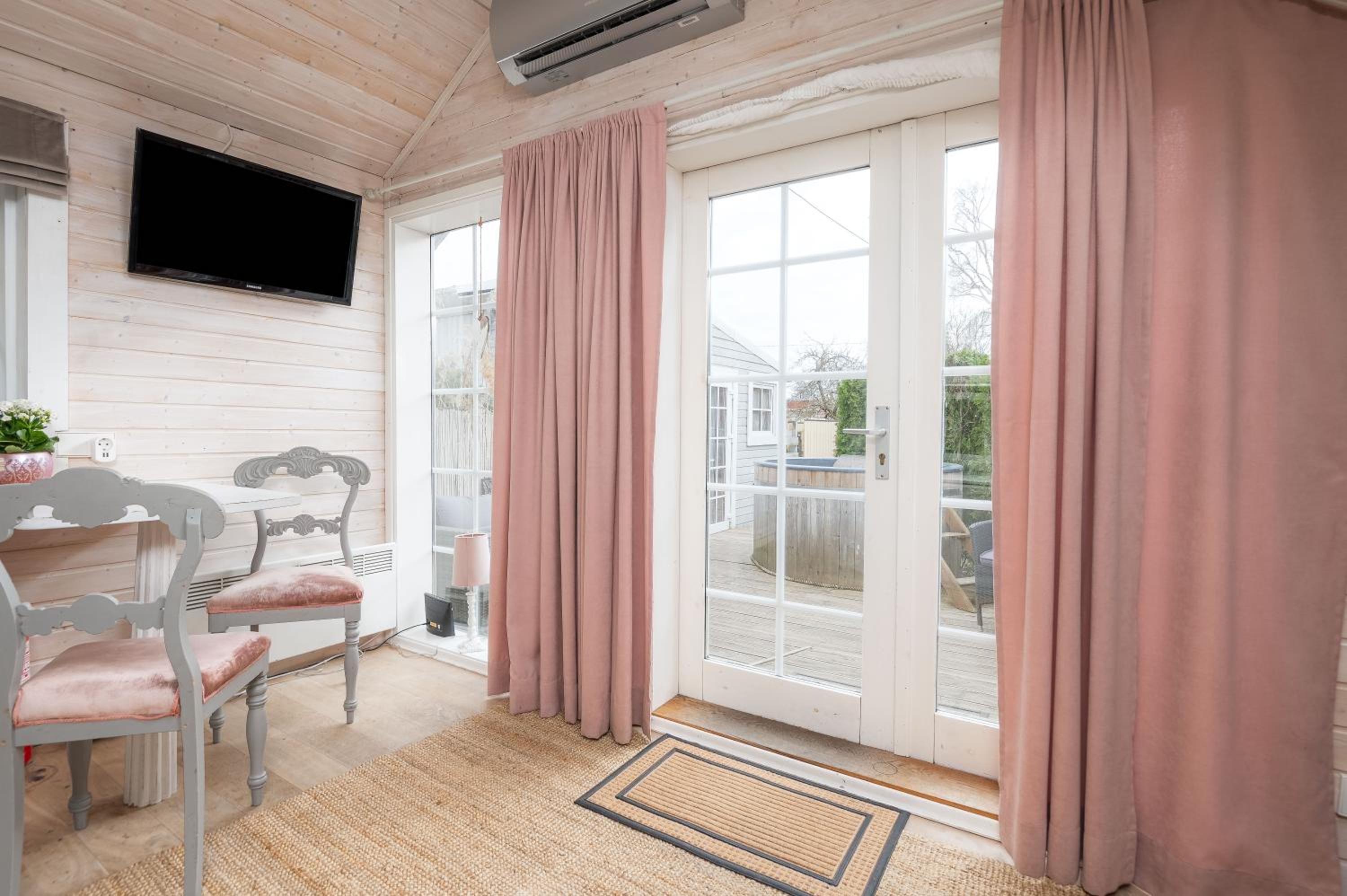 One-Bedroom House - Photo 13