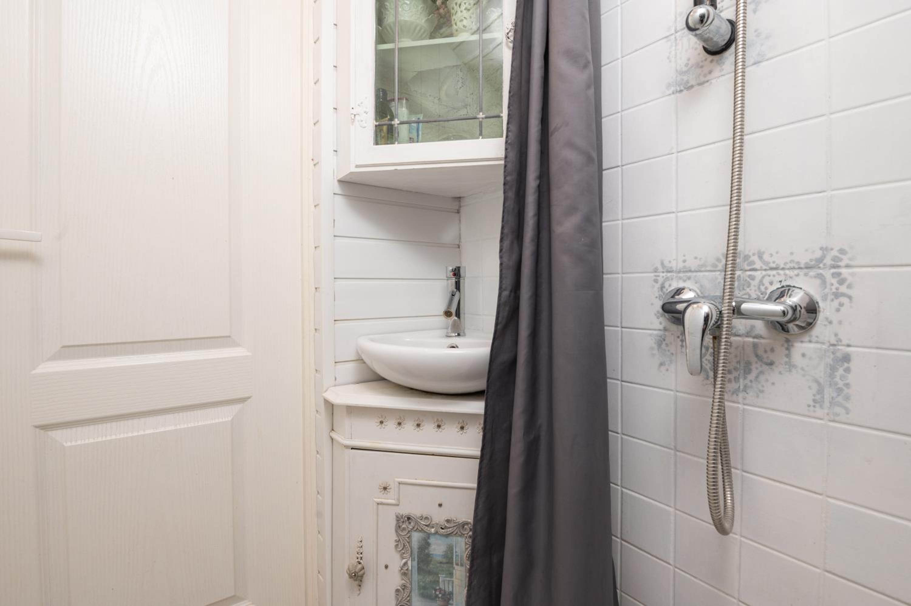 One-Bedroom House - Photo 14