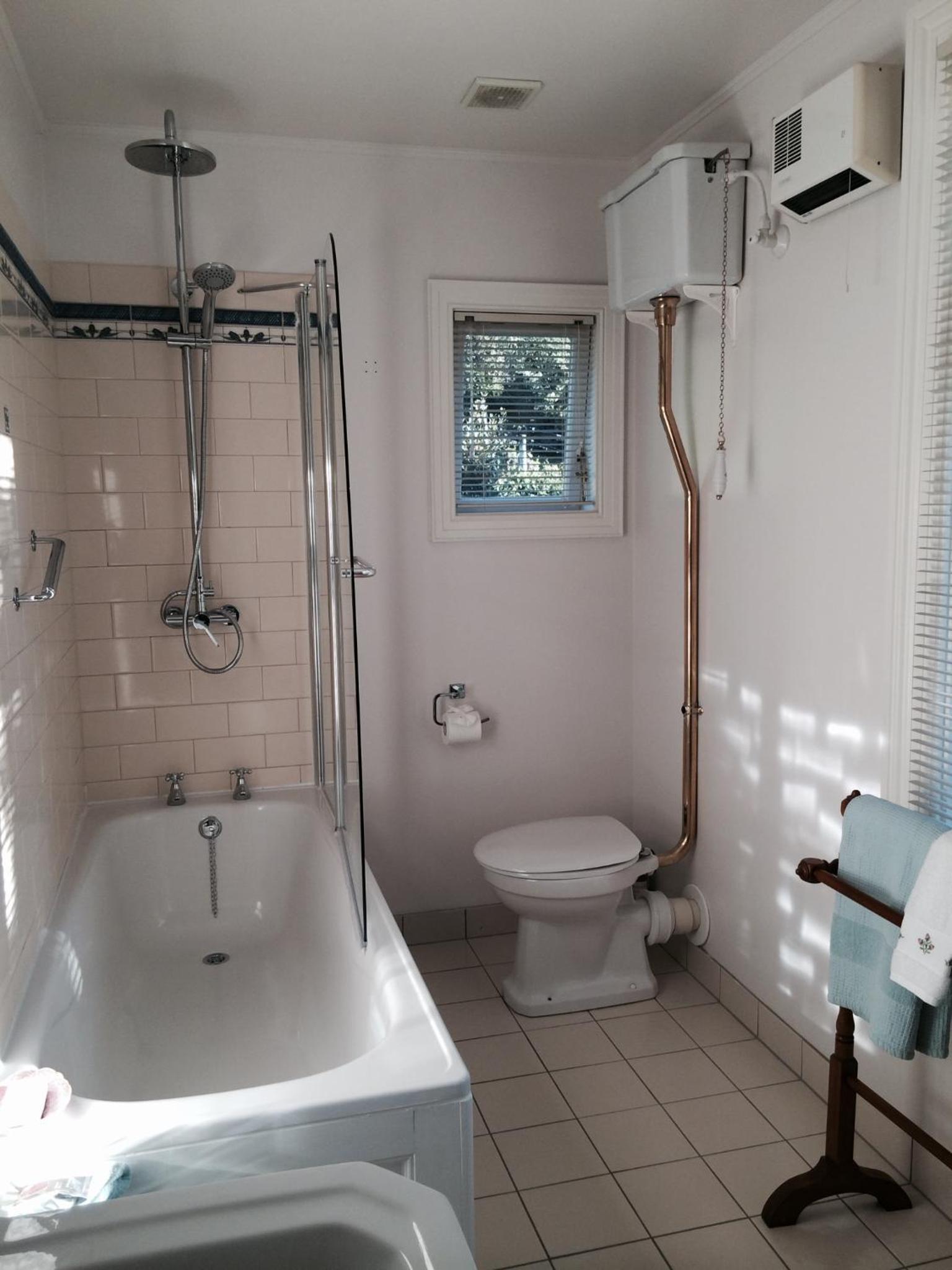 Deluxe Queen Room with Bath photo 2