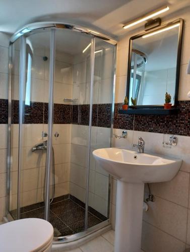 Deluxe One-Bedroom Apartment with Garden View - Photo 9