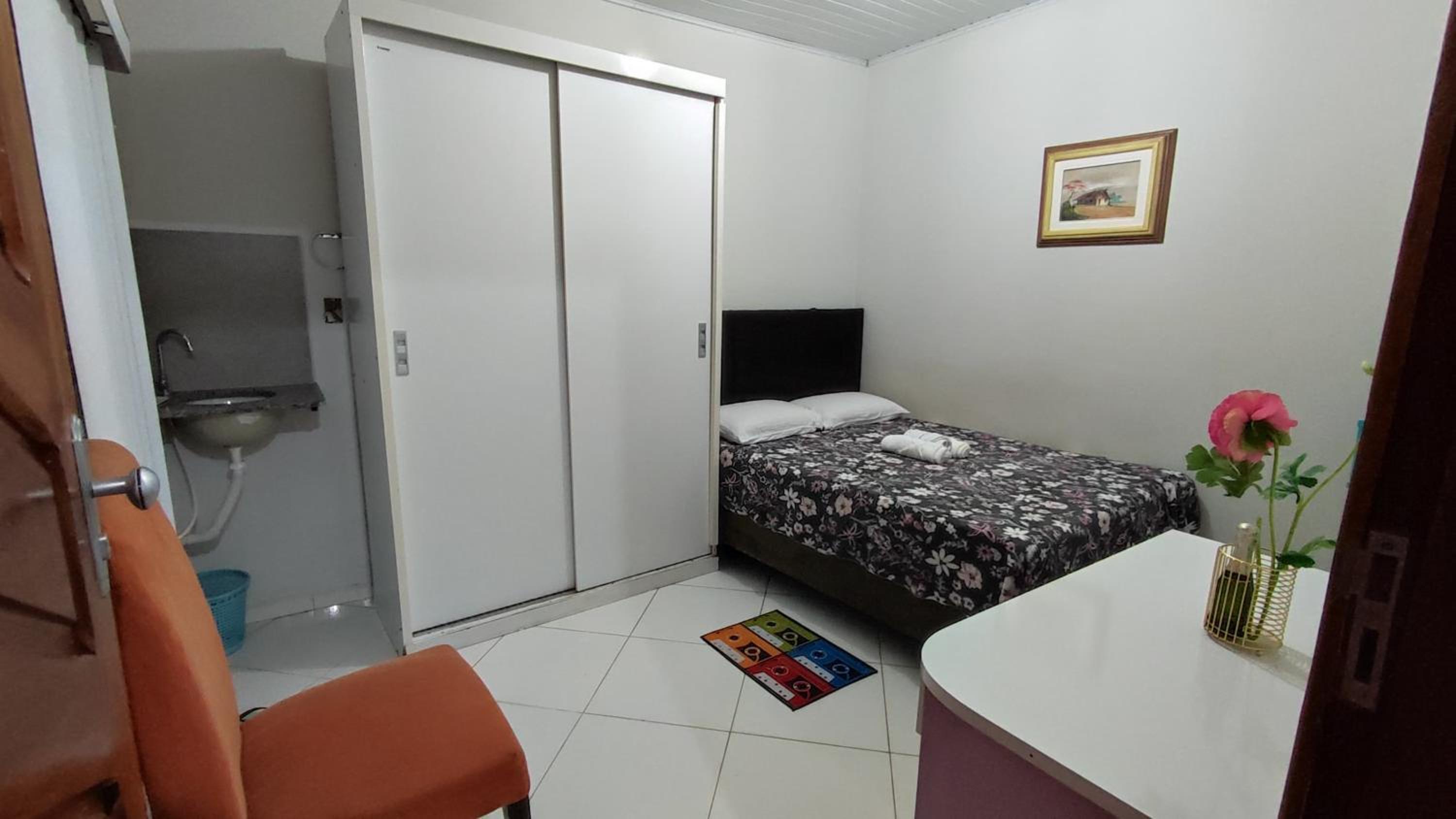 One-Bedroom Apartment photo 1