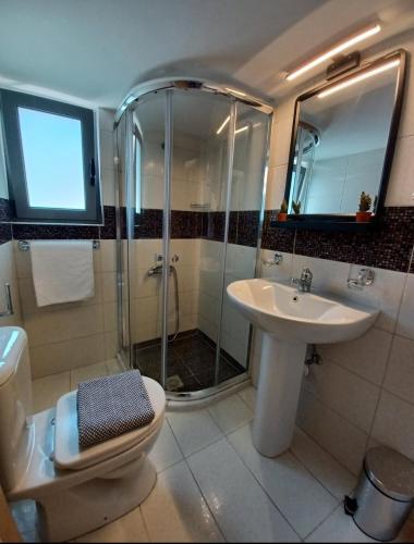 Deluxe One-Bedroom Apartment with Garden View - Photo 8