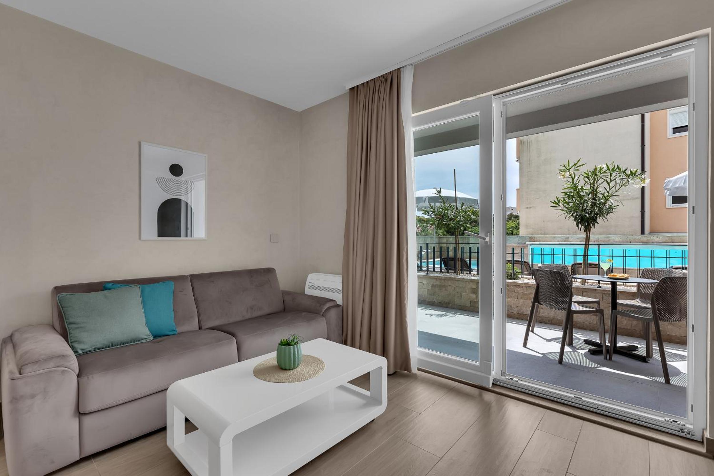Apartment with Pool View