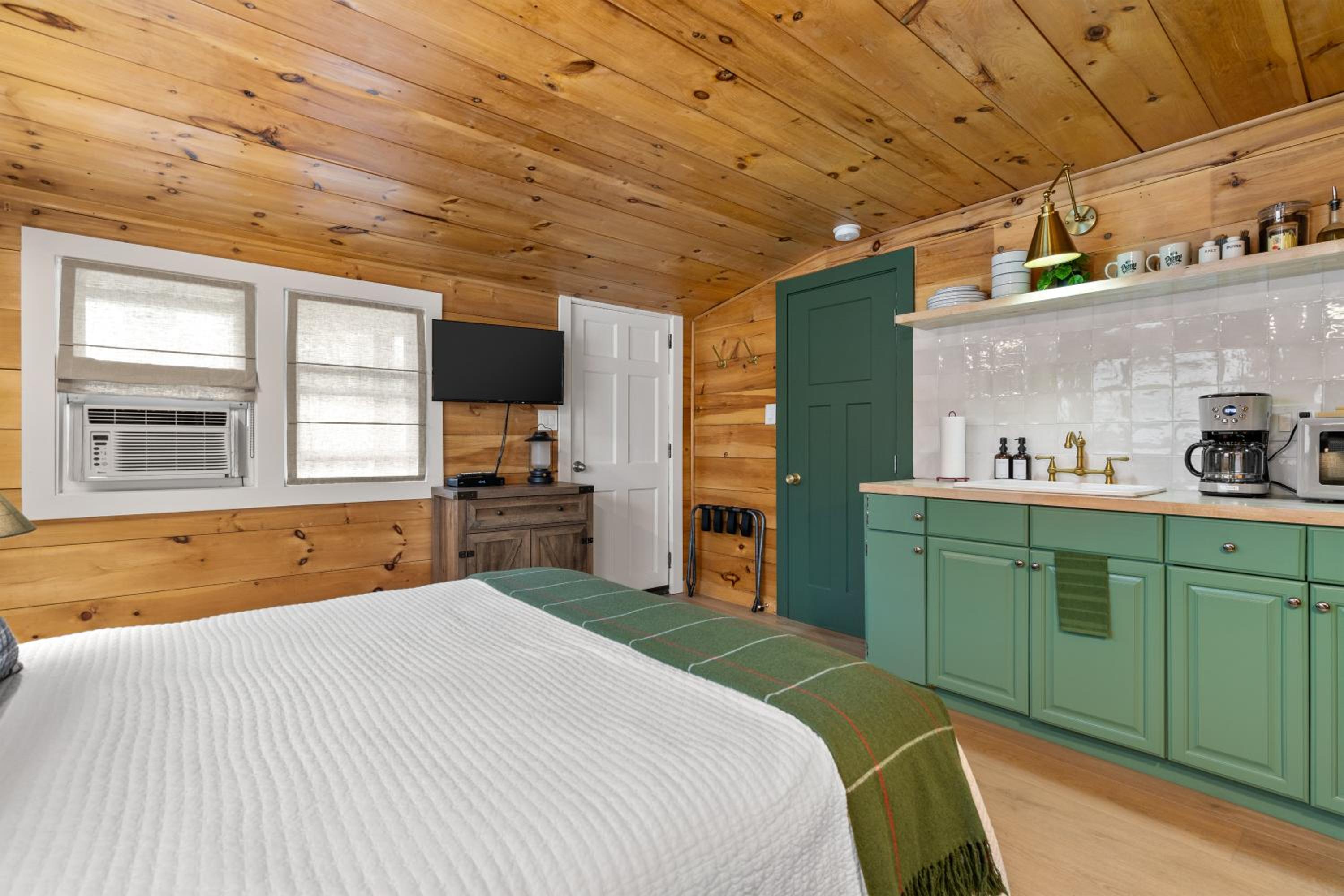 Budget Double Room - Photo 10