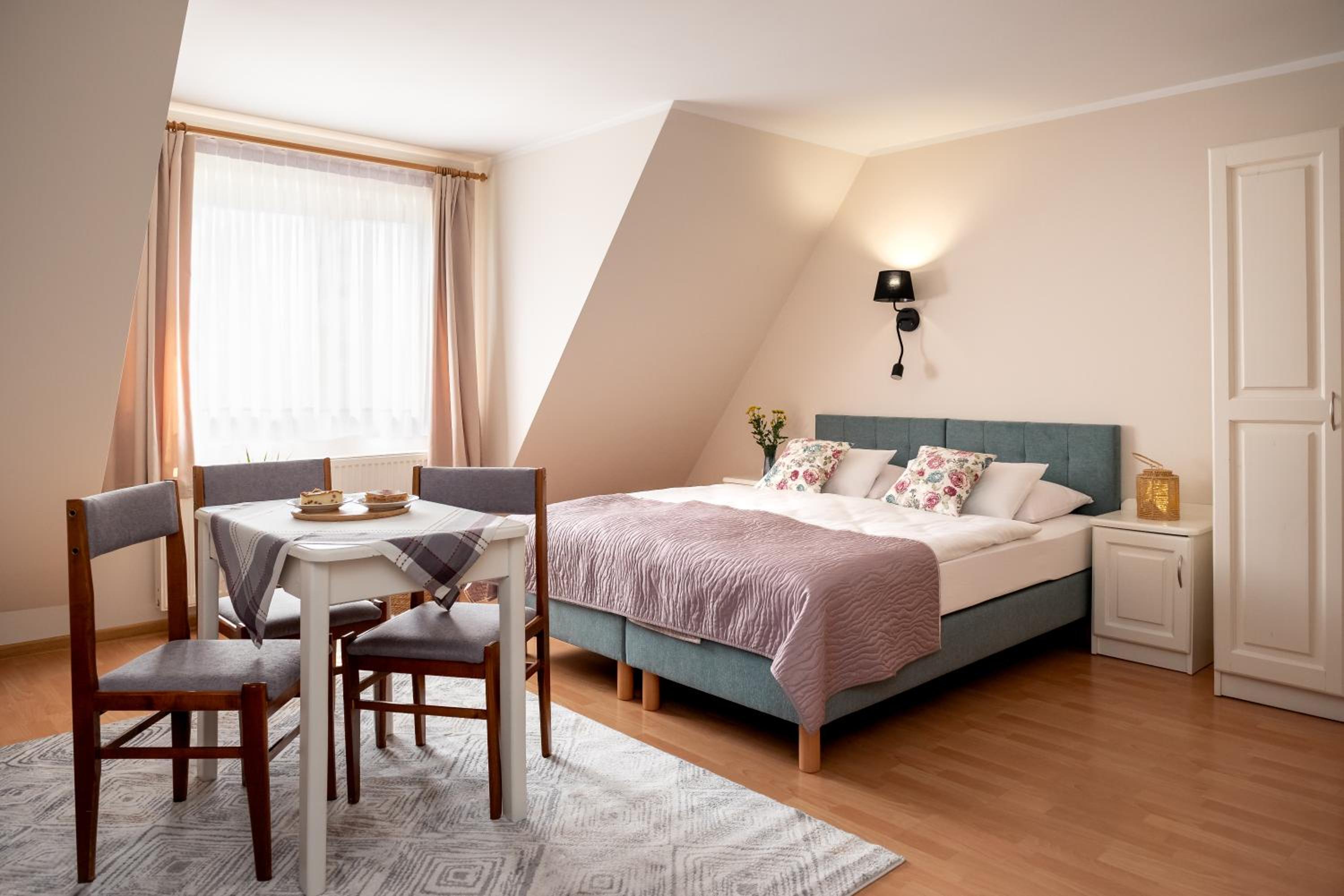 Quadruple Room with Private Bathroom photo 2