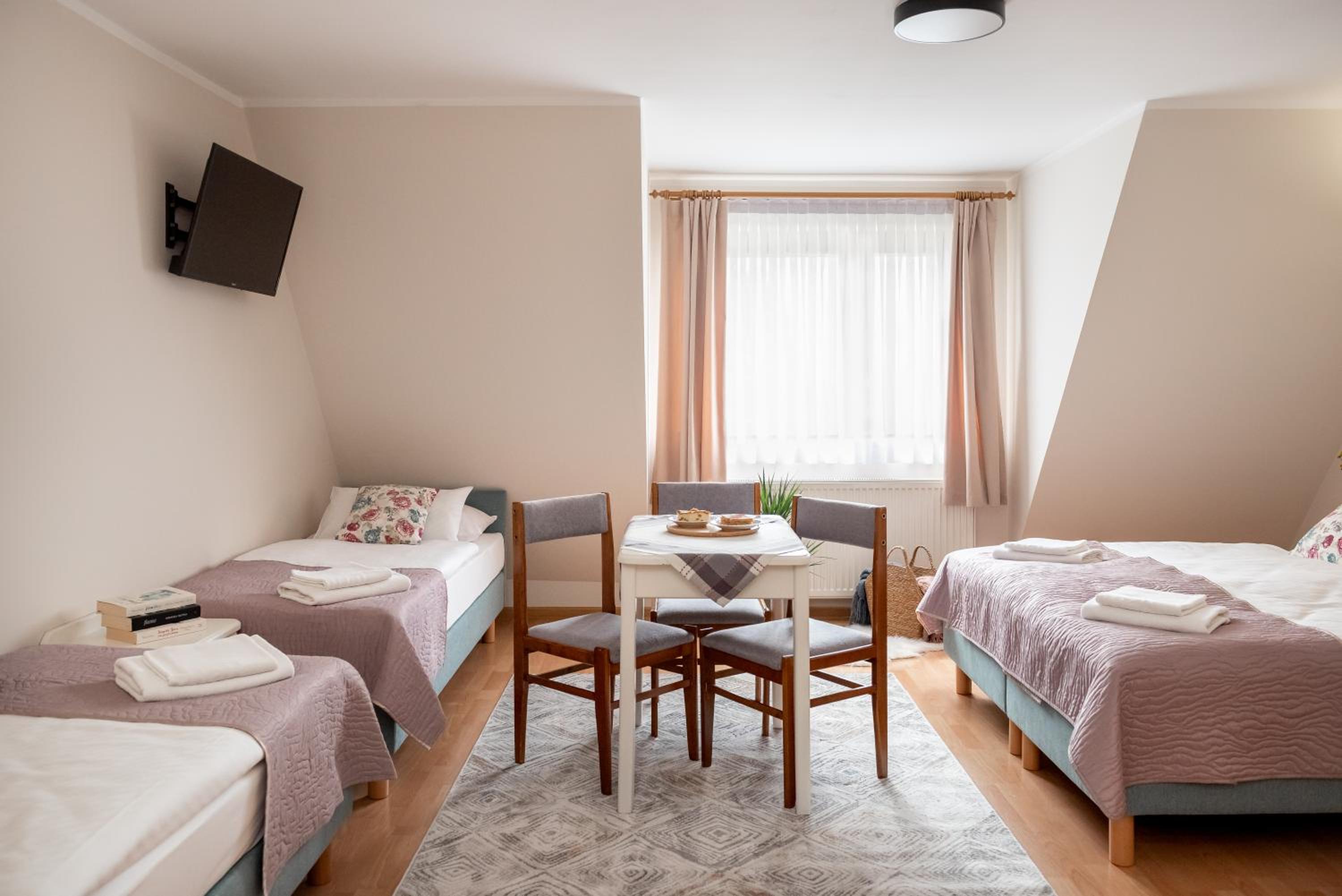Quadruple Room with Private Bathroom photo 3
