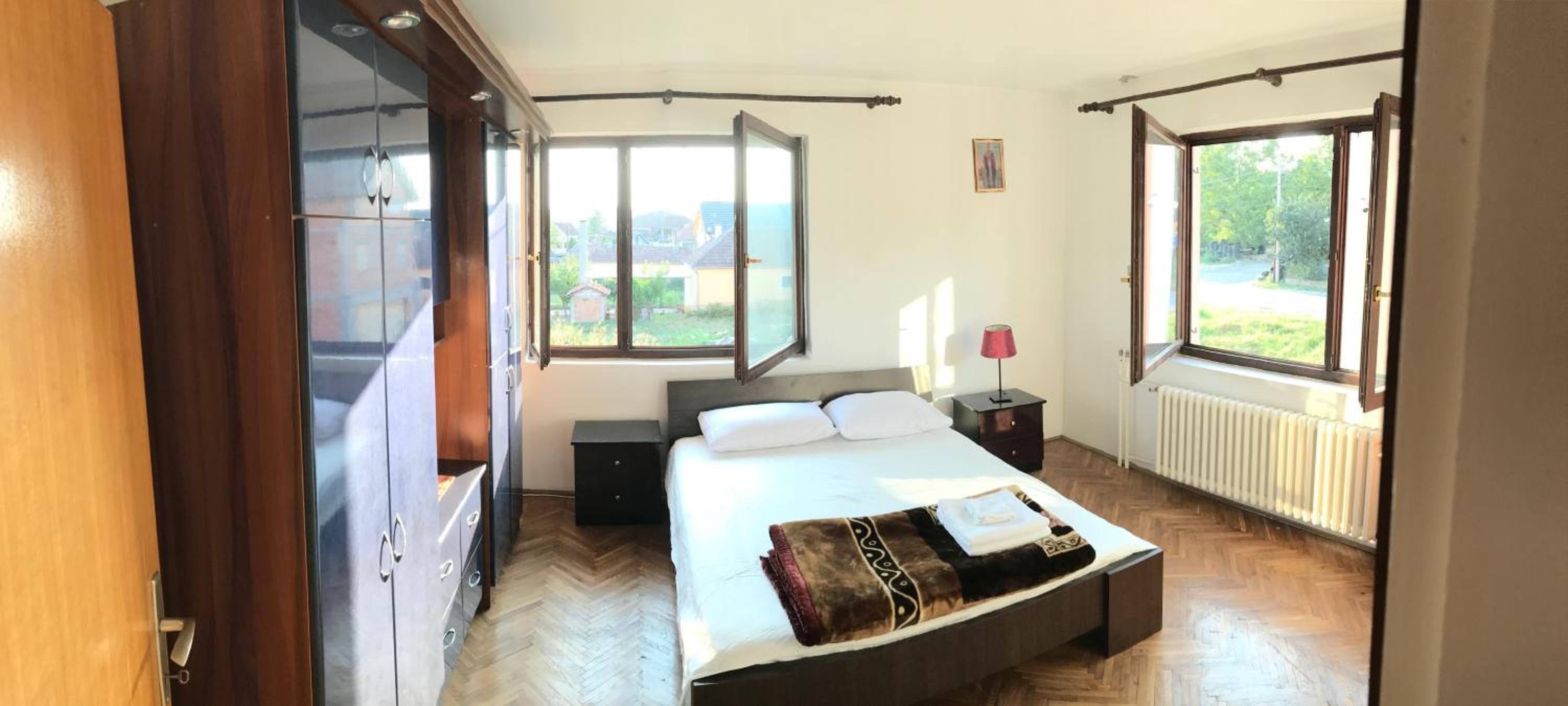 Seven-Bedroom House photo 1