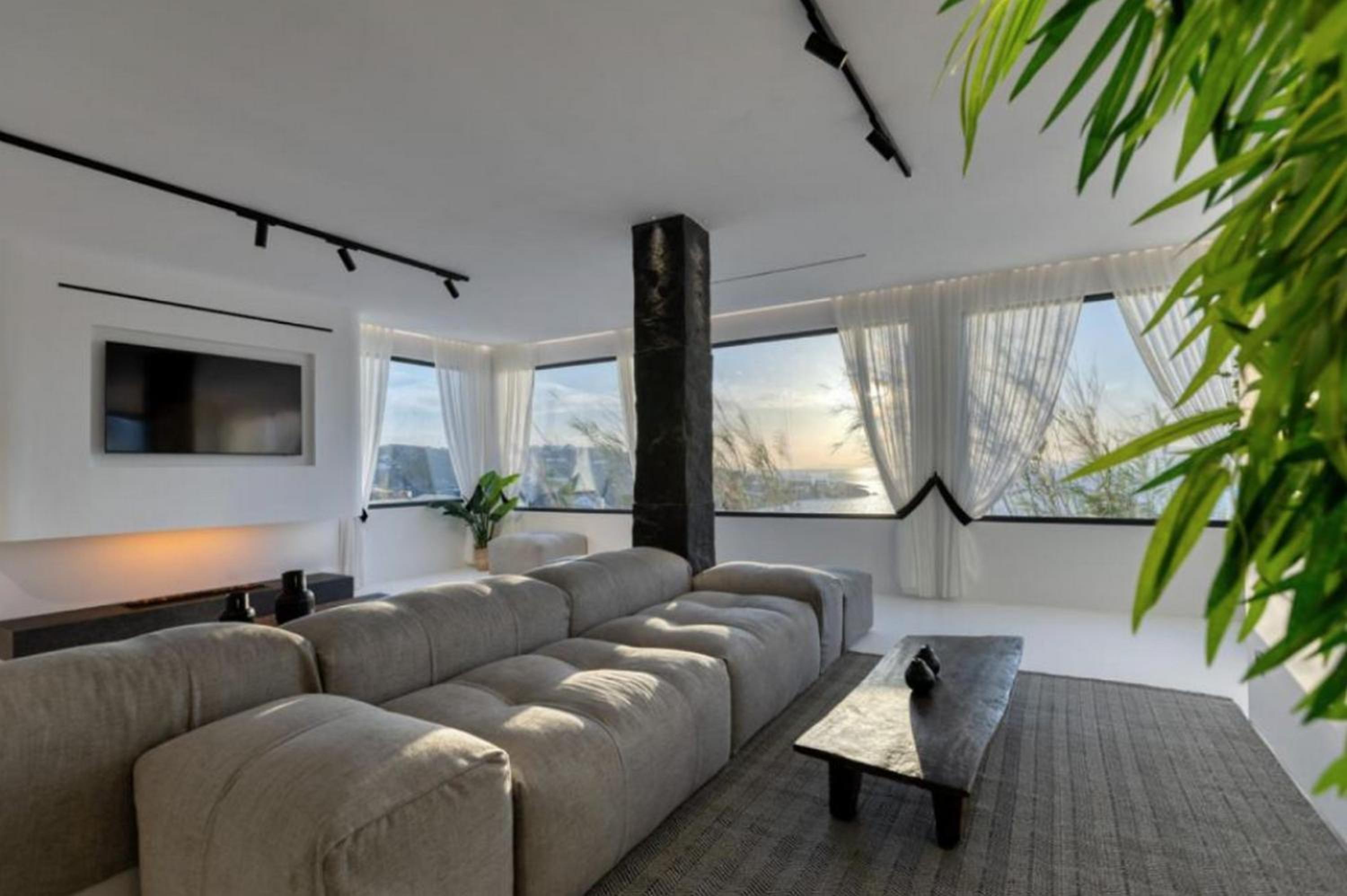 Six-Bedroom Villa With Private Pool - Sea View