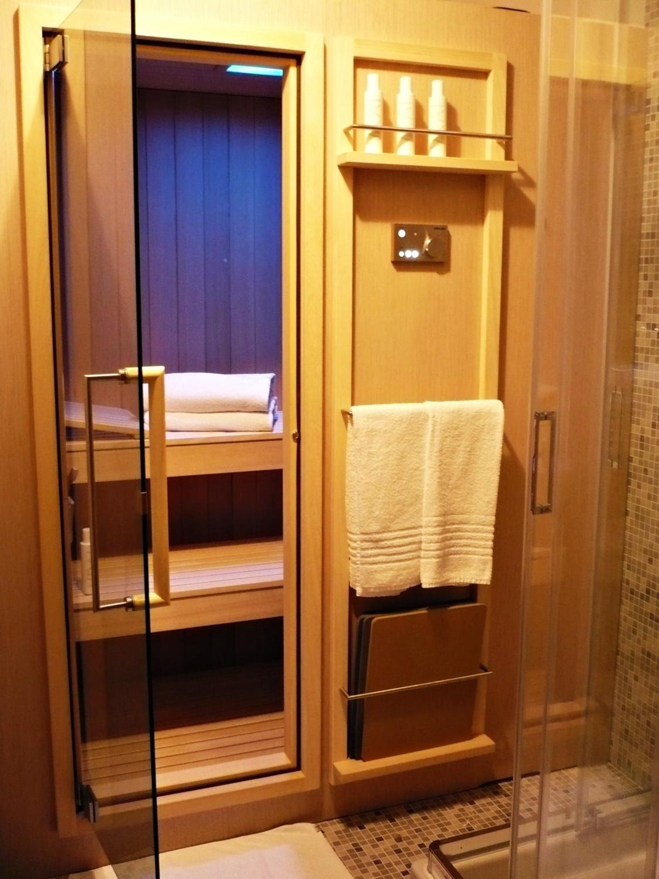 King Suite canal view sauna thumbnail 5