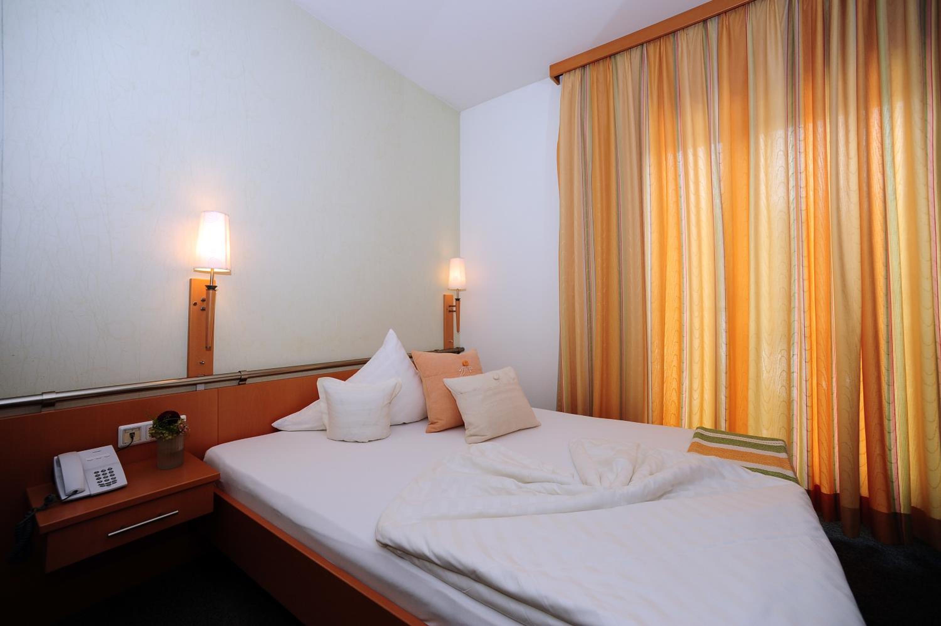 Comfort Single Room with Street View